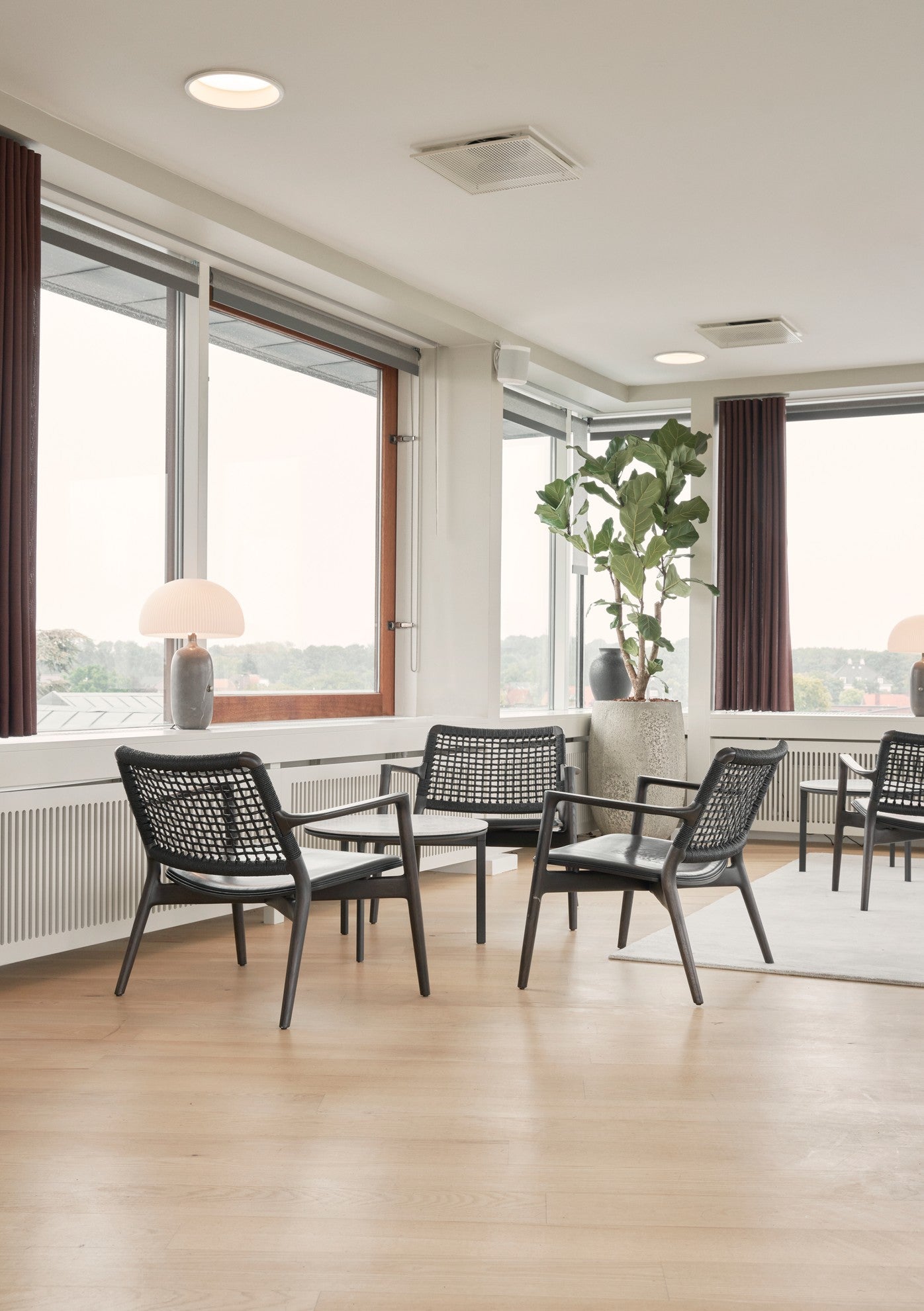 Fotel CABIN czarna skóra z ciemną dębową podstawą