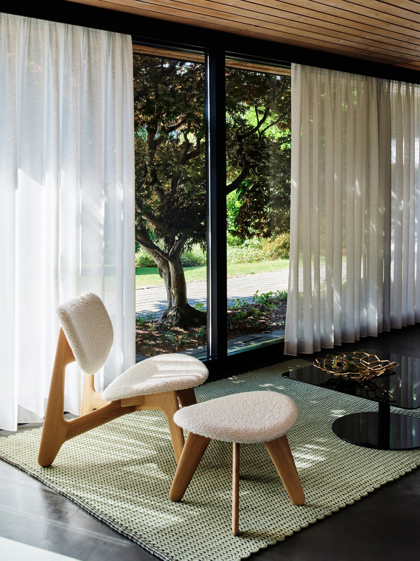 Fotel SLAB beżowy boucle mit Eichenbasis