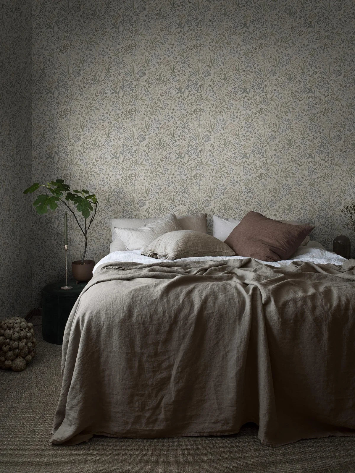 Non-woven paper wallpaper with a botanical pattern NOCTURNE beige with green