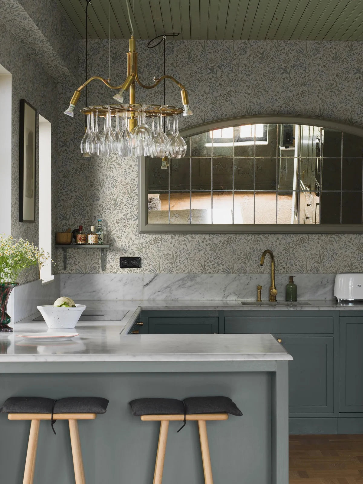 Non-woven paper wallpaper with a botanical pattern NOCTURNE beige with green