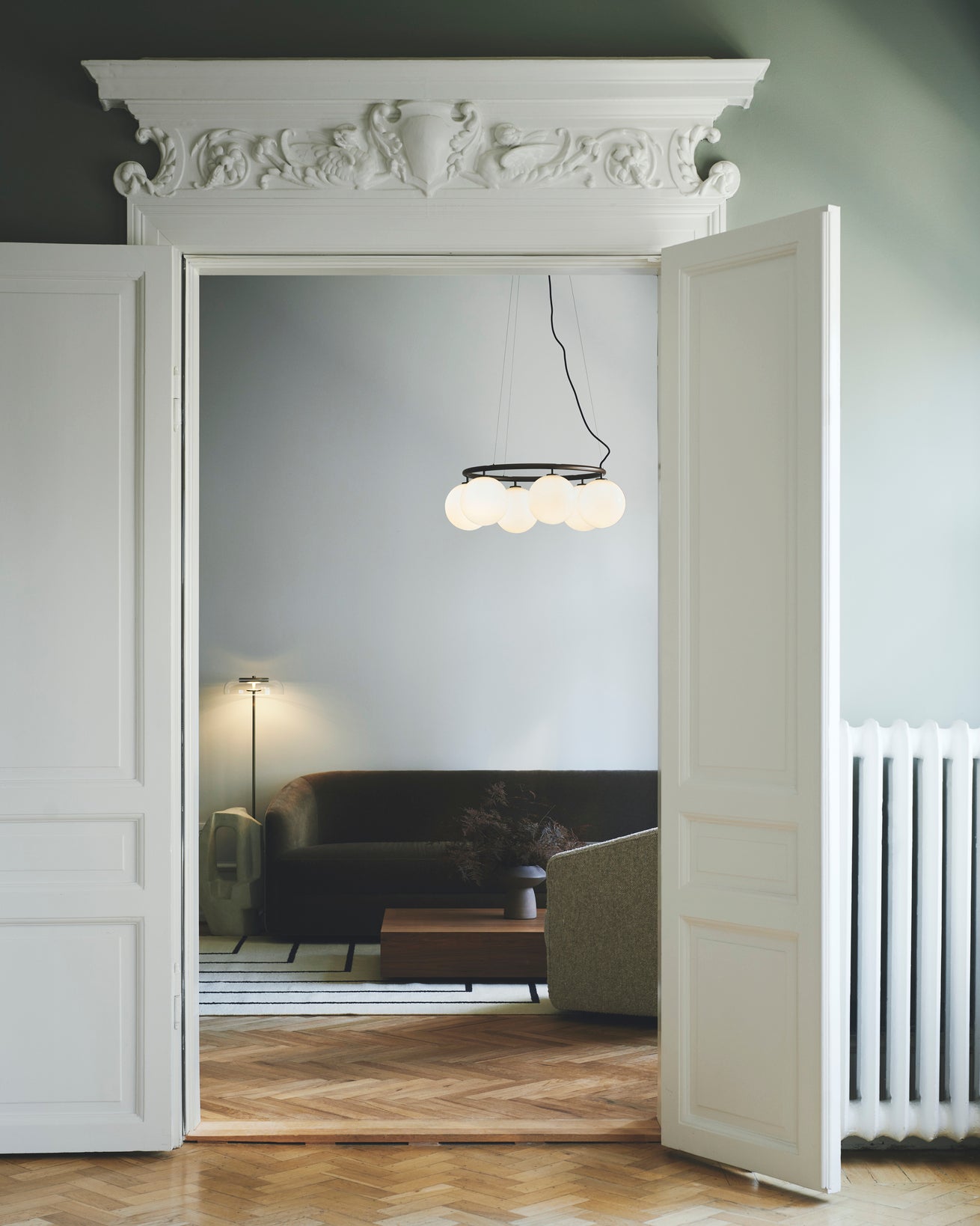 Lampa wisząca MIIRA 6 CIRCULAR ciemnobrązowy z opalowym szkłem