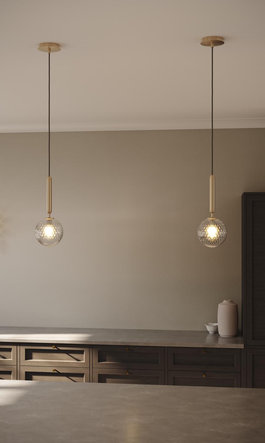 Pendelleuchte MIIRA aus Messing mit transparentem Glas