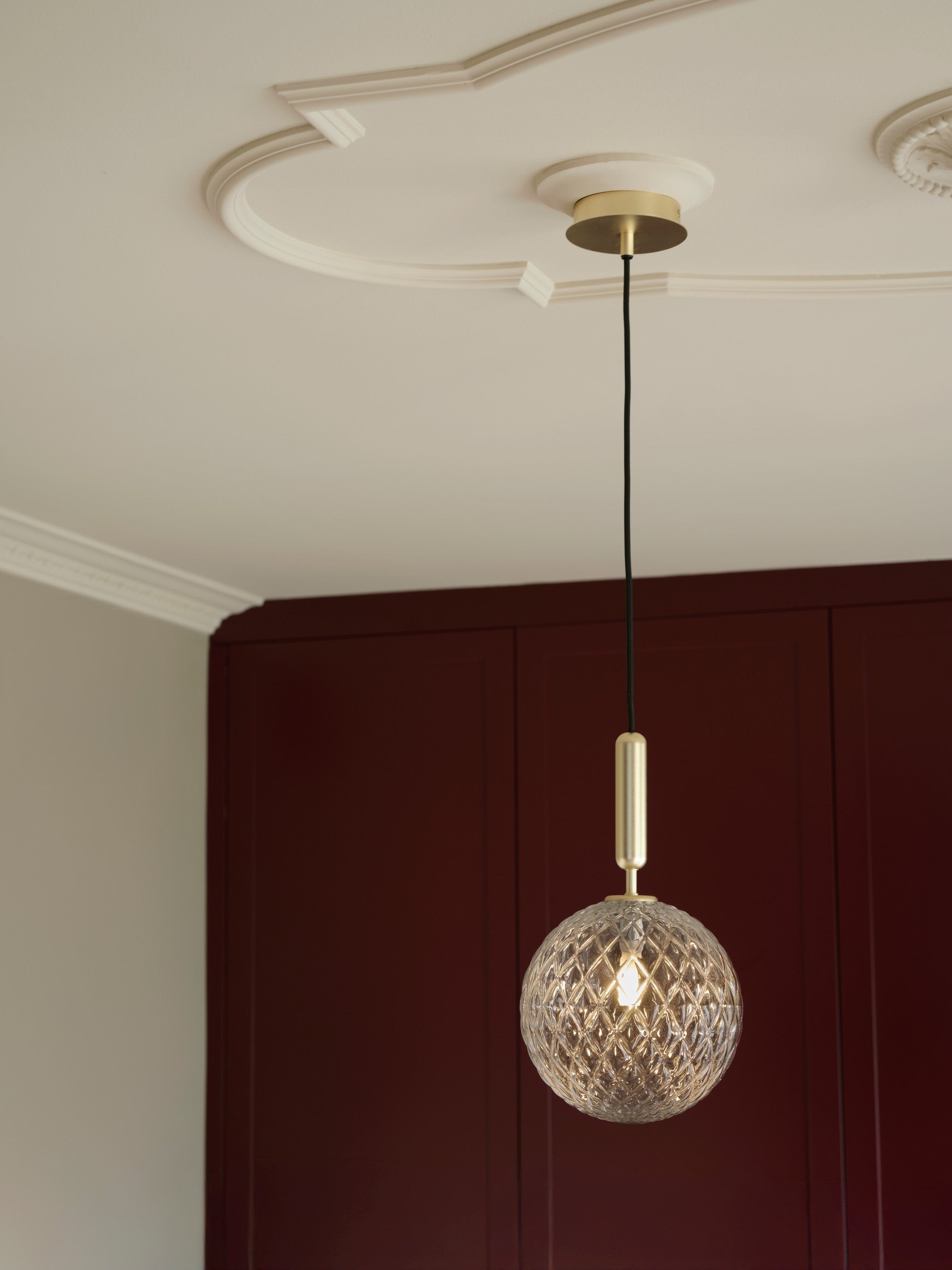 Pendelleuchte MIIRA aus Messing mit transparentem Glas