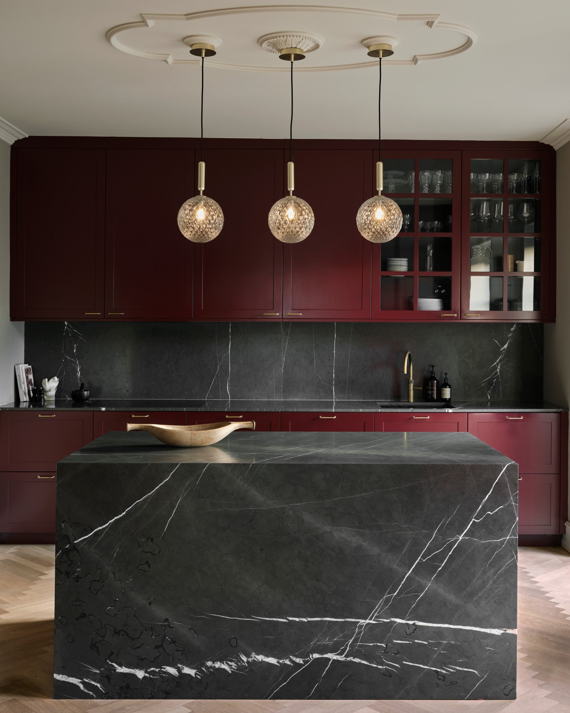 Pendelleuchte MIIRA aus Messing mit transparentem Glas