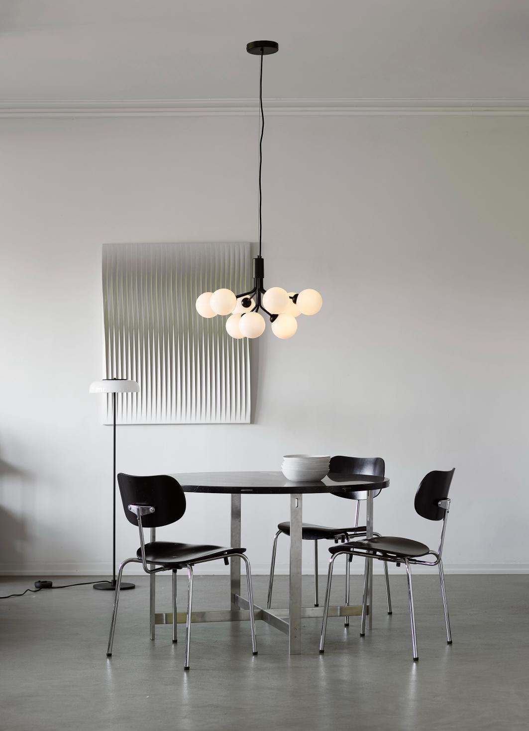 Pendelleuchte APIALES 9 schwarz mit opalem Glas