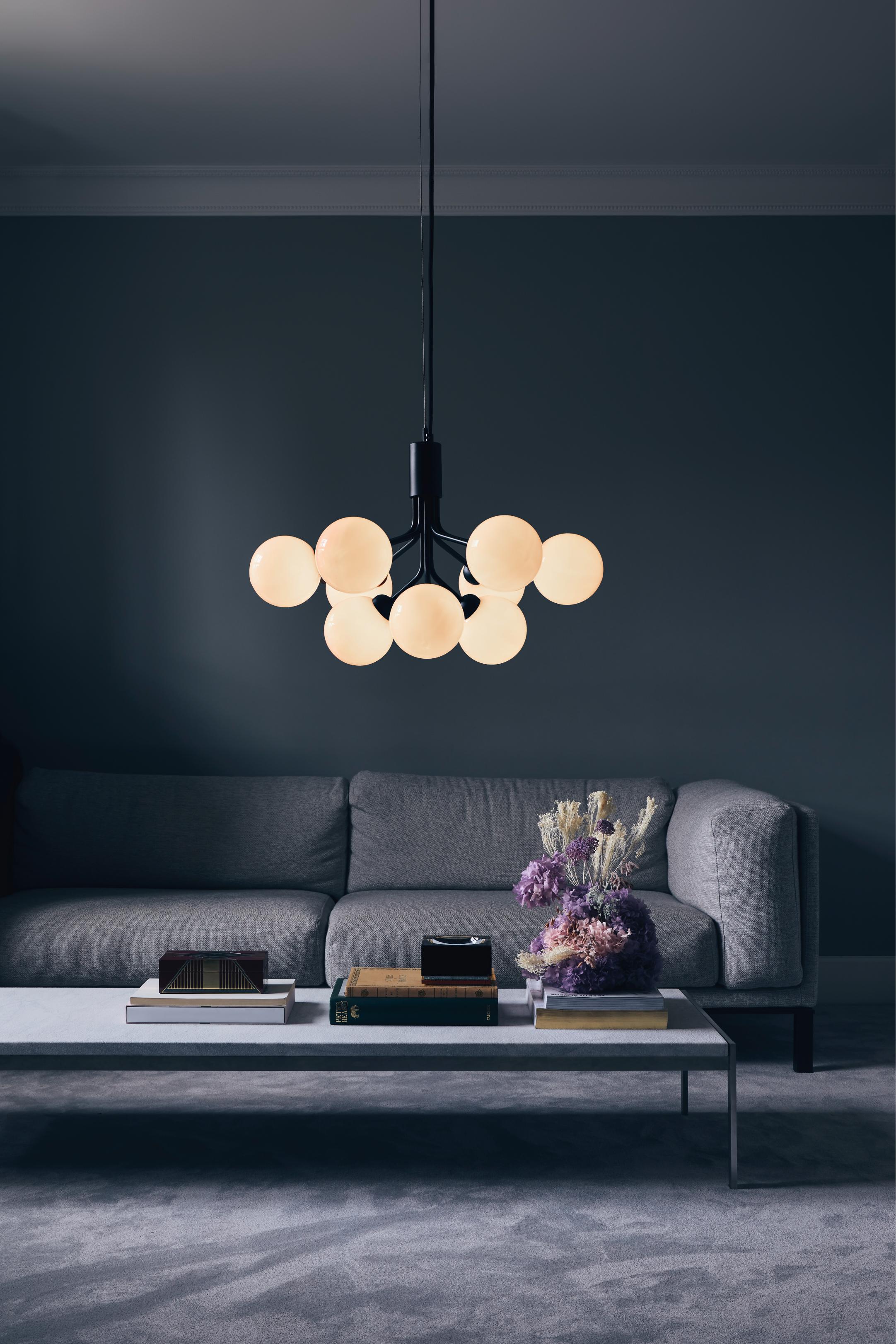 Pendelleuchte APIALES 9 schwarz mit opalem Glas