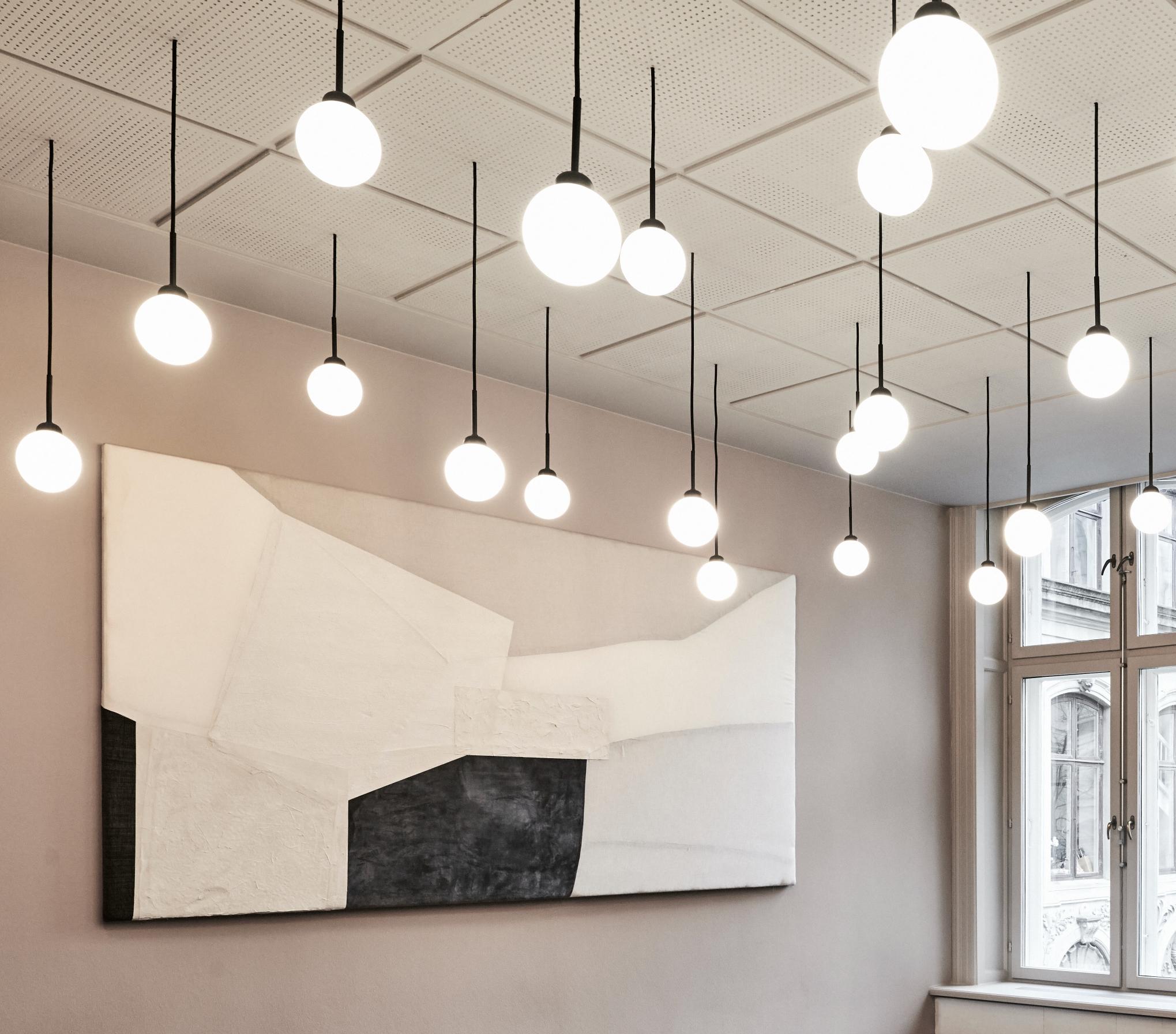 Pendelleuchte APIALES schwarz mit opalem Glas