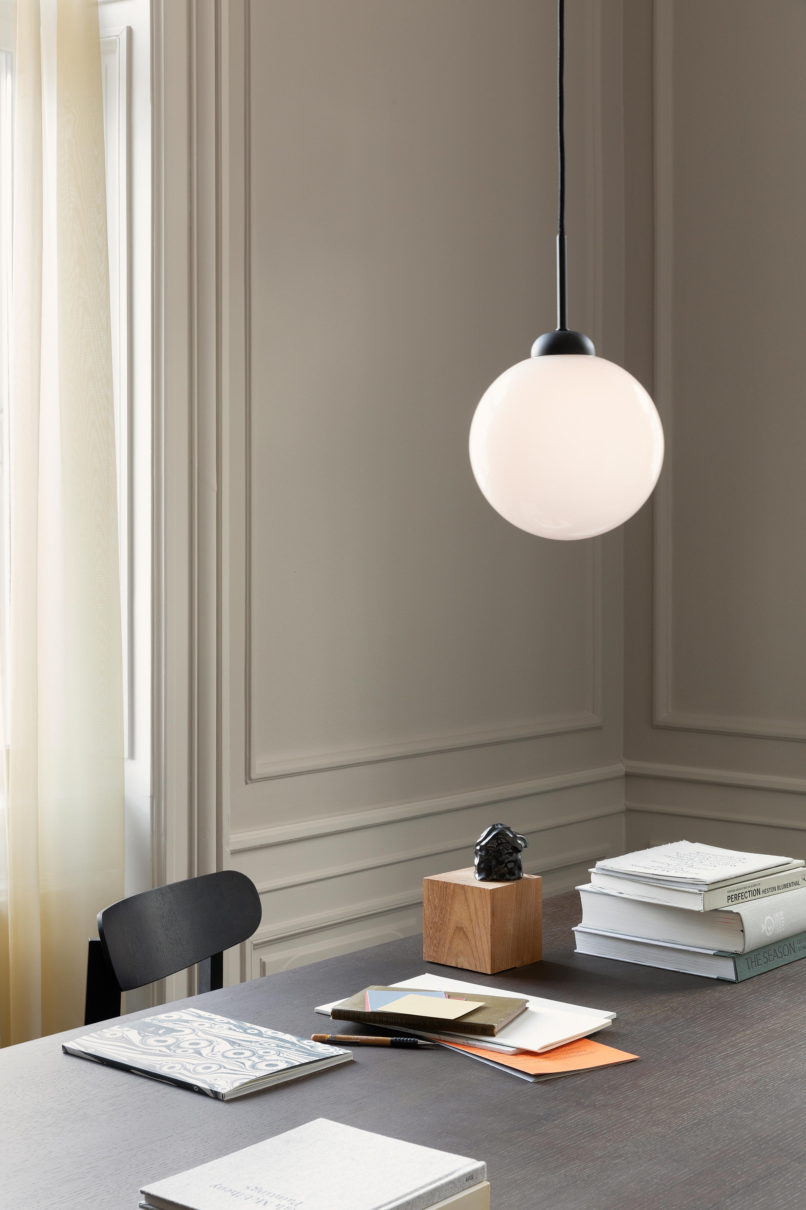Pendelleuchte APIALES schwarz mit opalem Glas