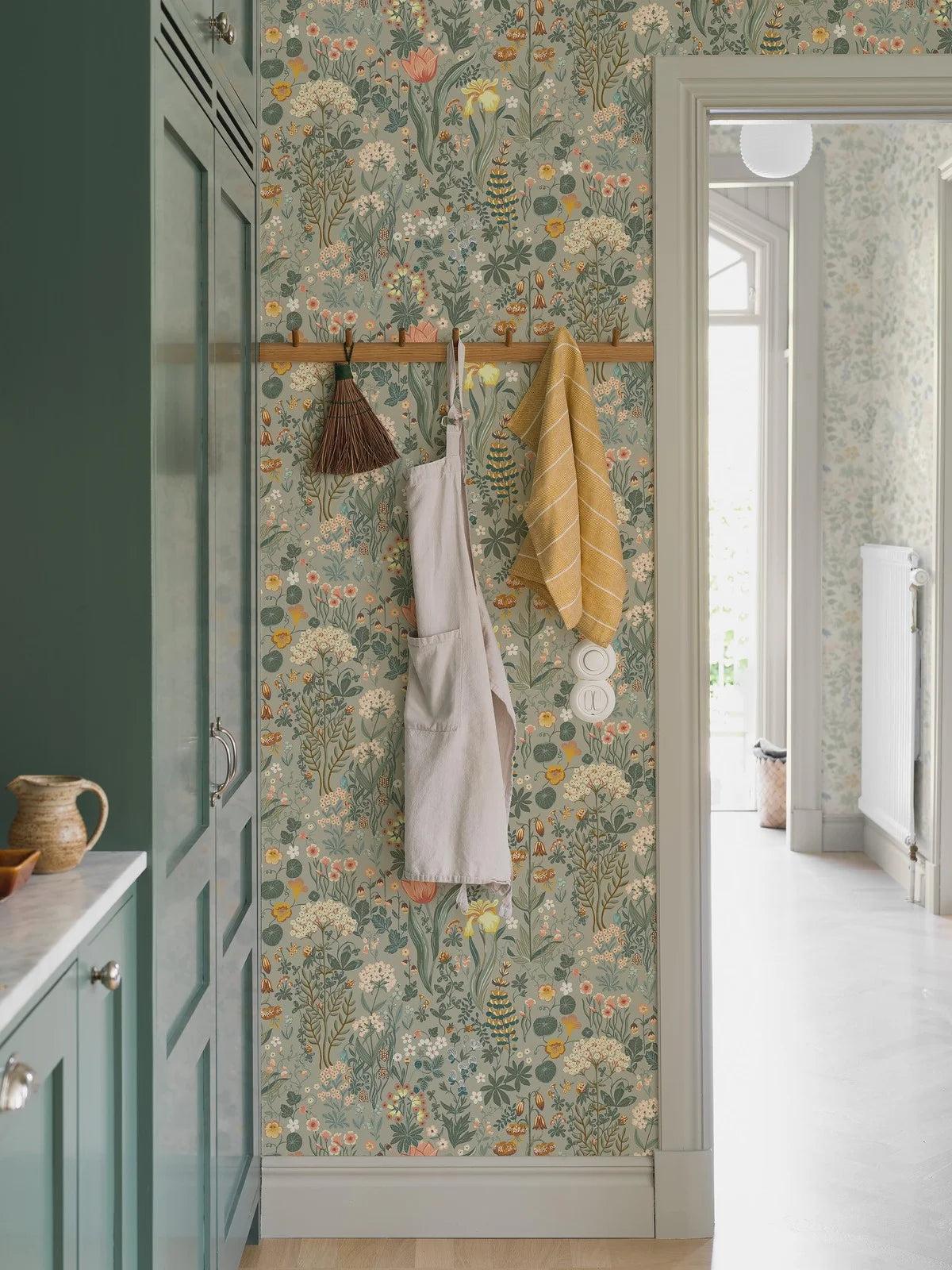 Tapeta z roślinnym wzorem kwiatów BLOMSTERHAV szary z zielonym