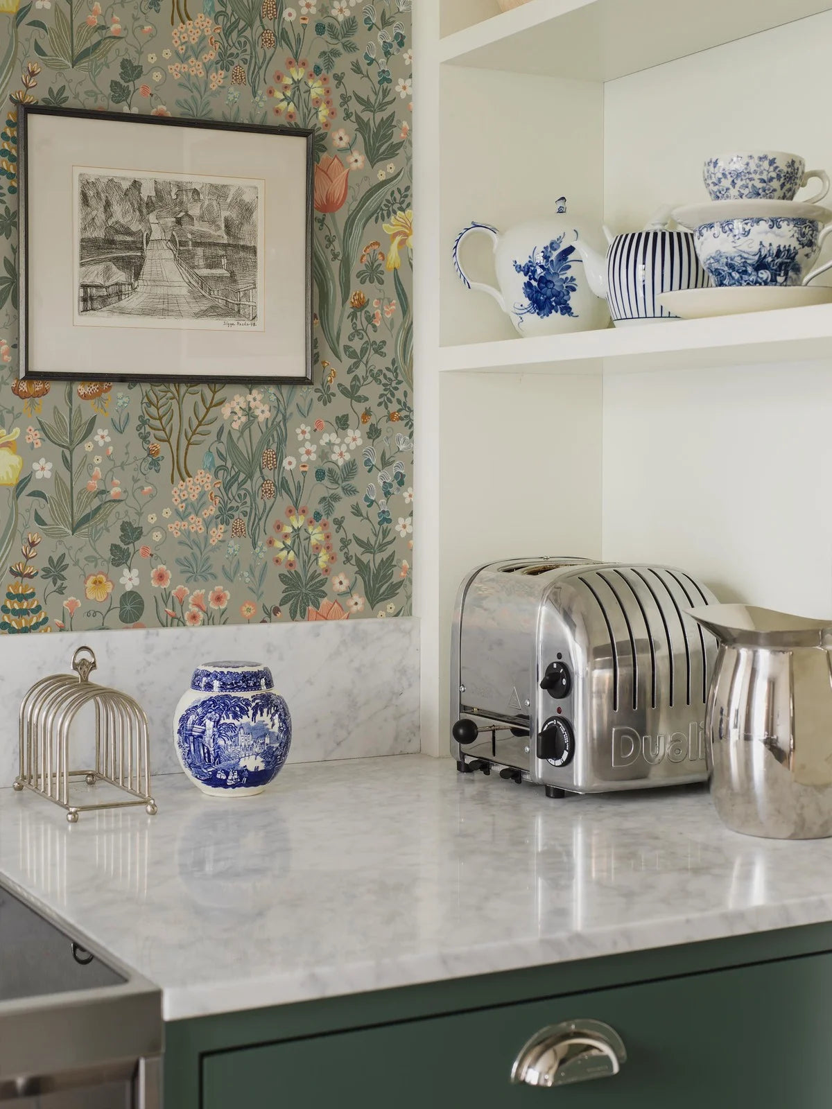 Tapeta z roślinnym wzorem kwiatów BLOMSTERHAV szary z zielonym