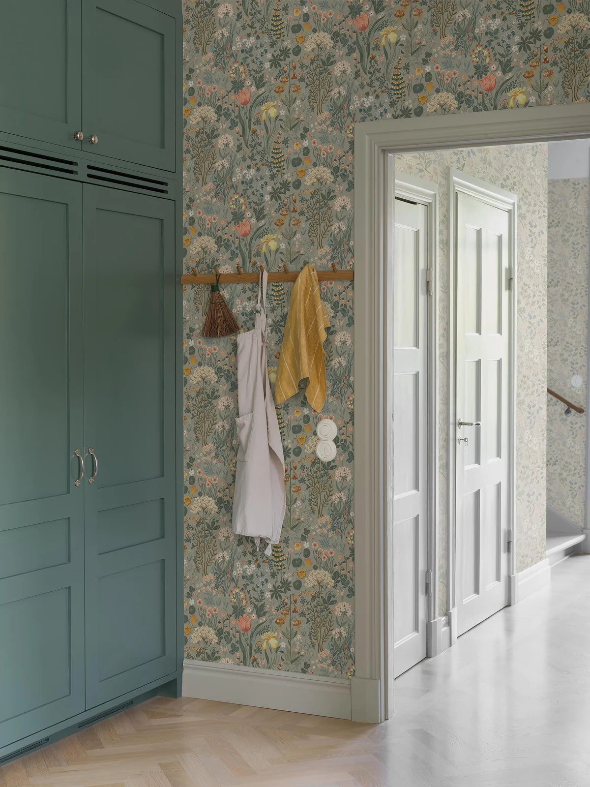 Tapeta z roślinnym wzorem kwiatów BLOMSTERHAV szary z zielonym