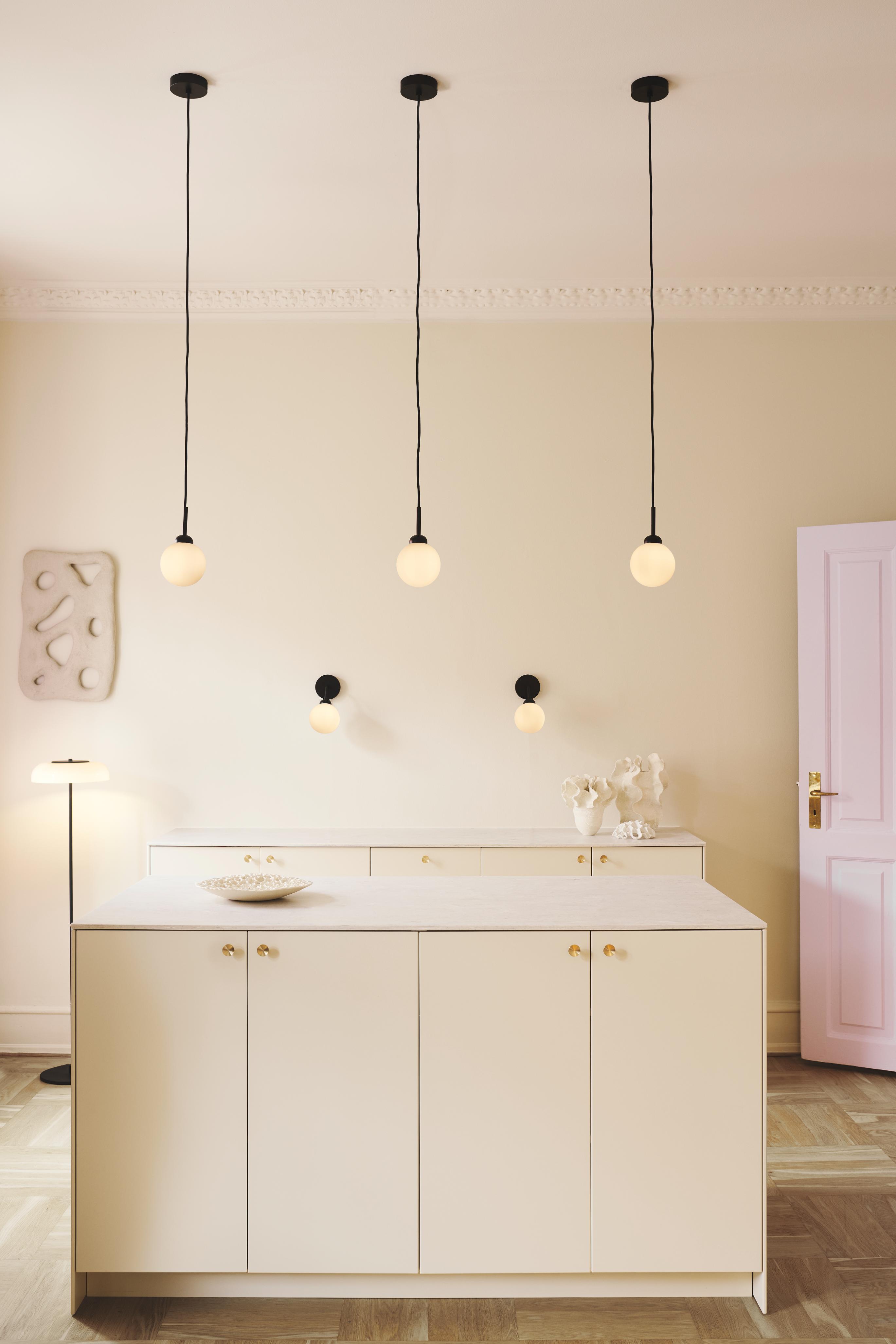 Pendelleuchte APIALES schwarz mit opalem Glas