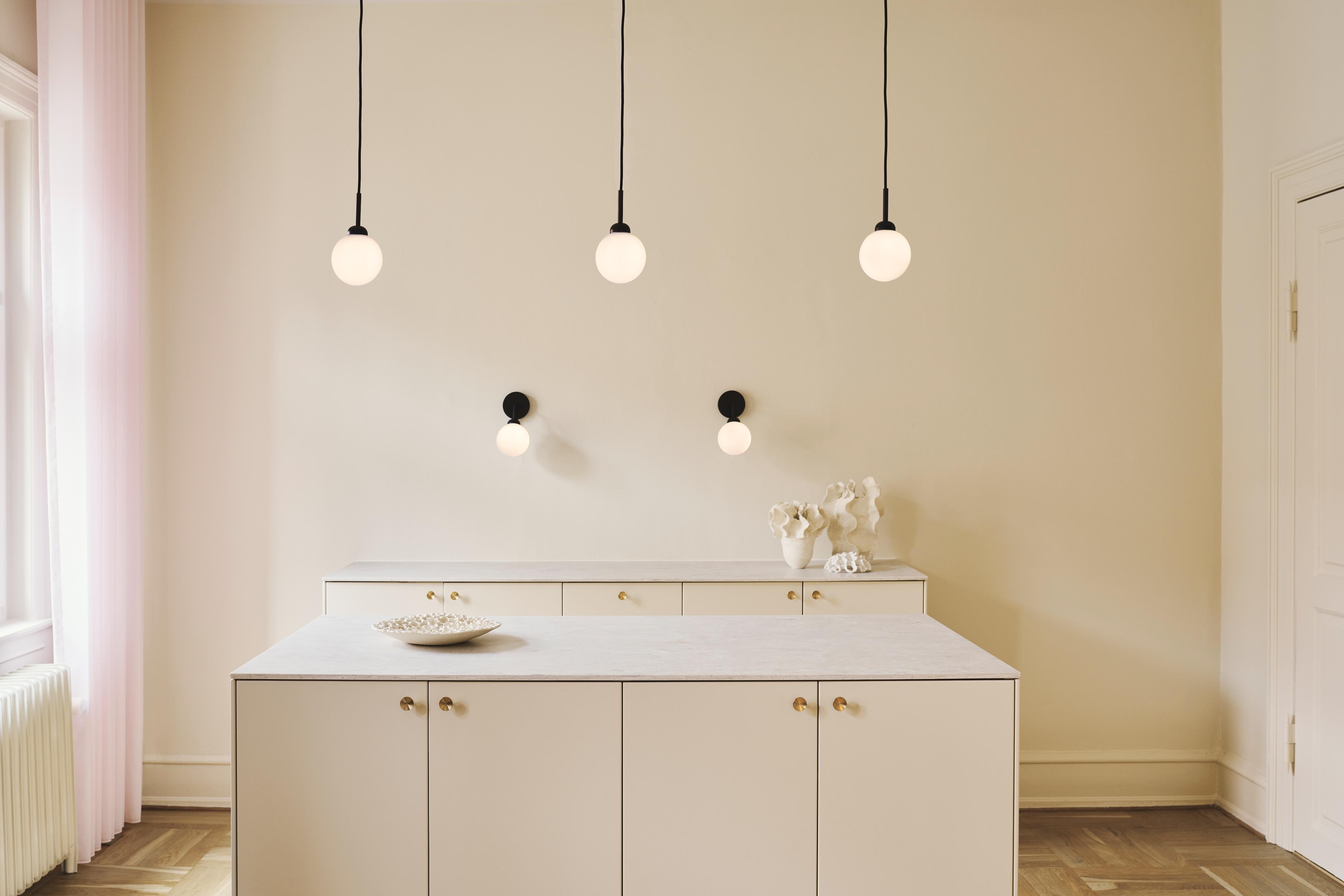 Pendelleuchte APIALES schwarz mit opalem Glas