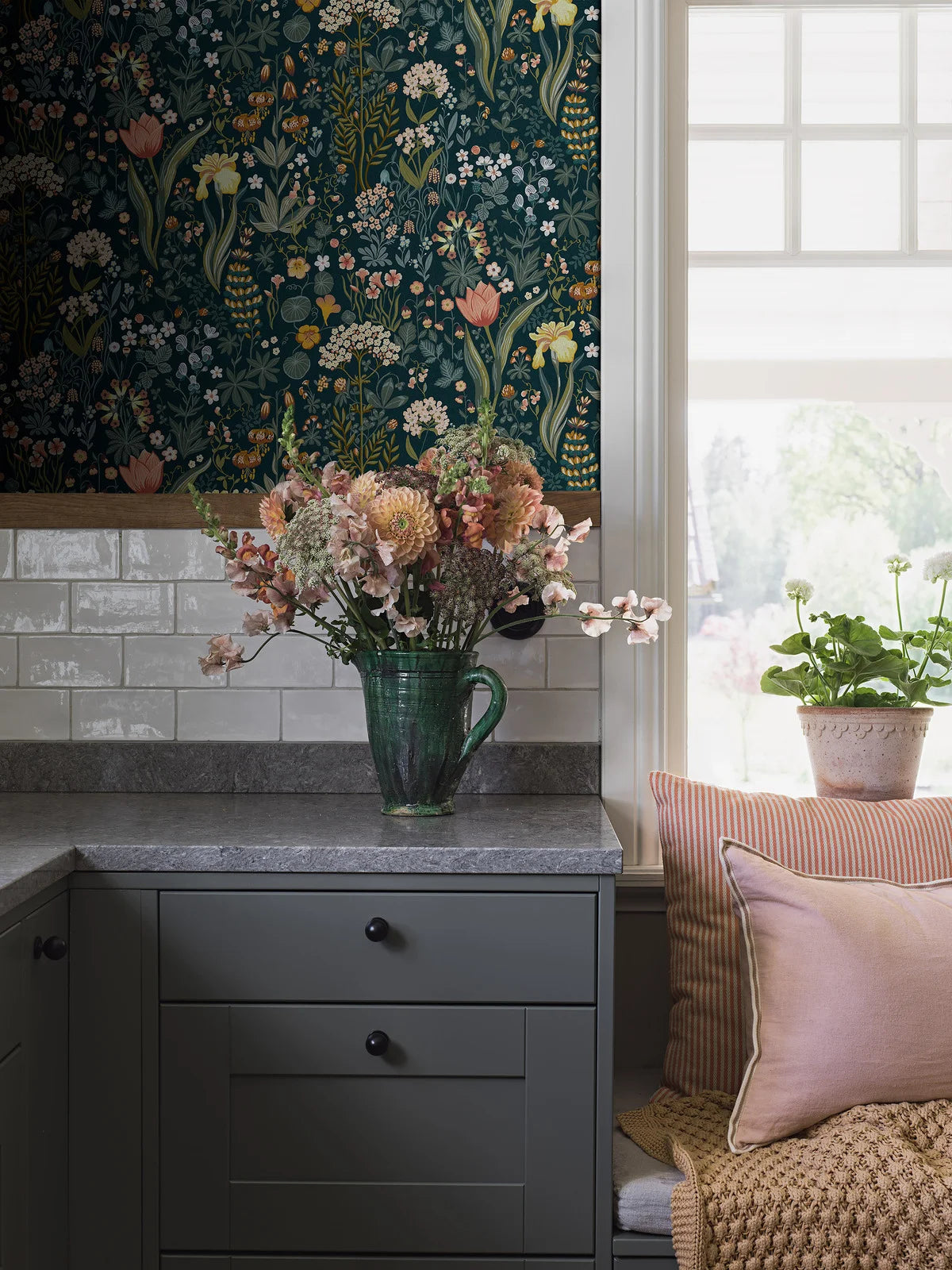 Tapeta z roślinnym motywem kwiatów BLOMSTERHAV granatowy z zielonym