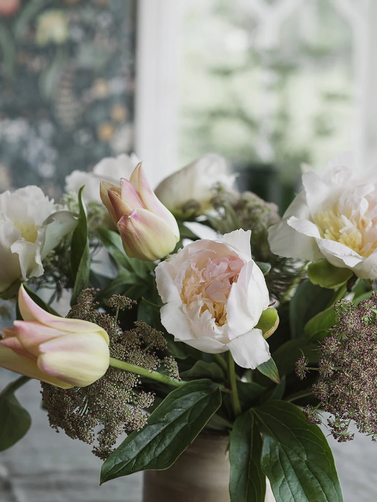 Tapeta z roślinnym motywem kwiatów BLOMSTERHAV granatowy z zielonym