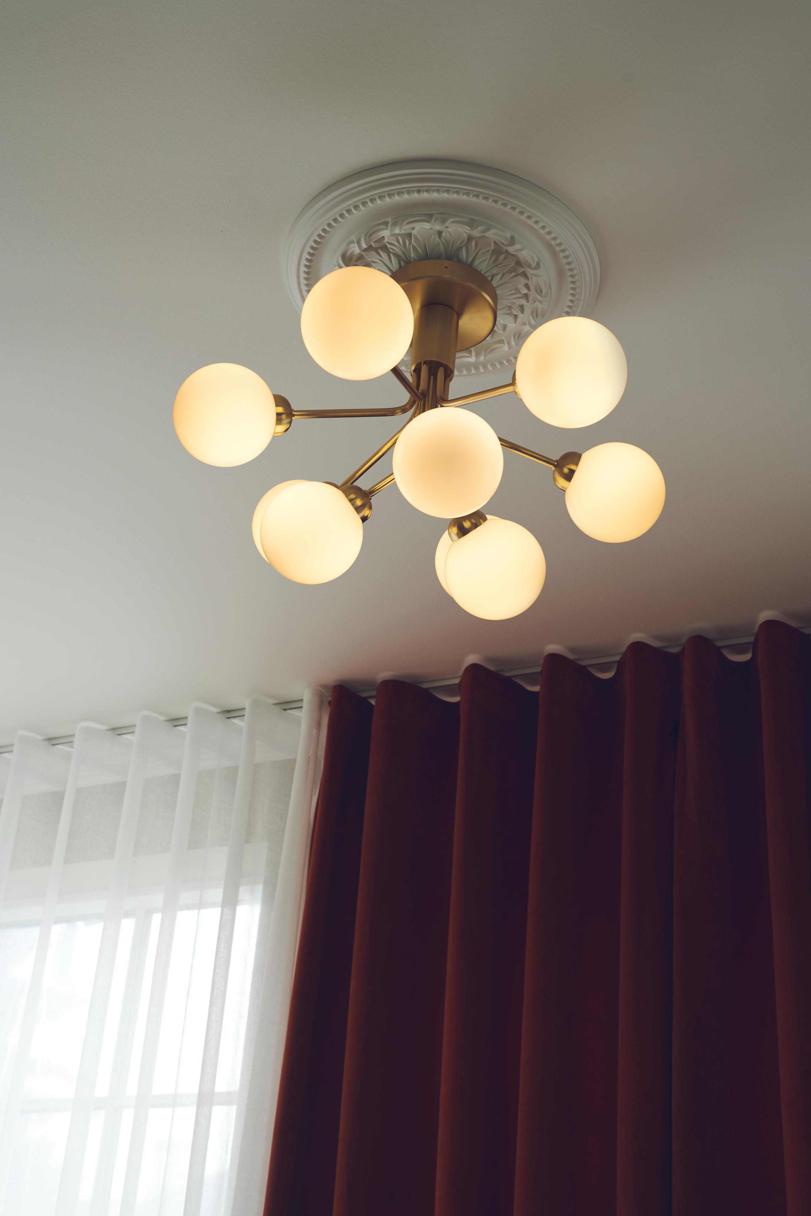 Lampa sufitowa APIALES 9 mosiężny z opalowym szkłem