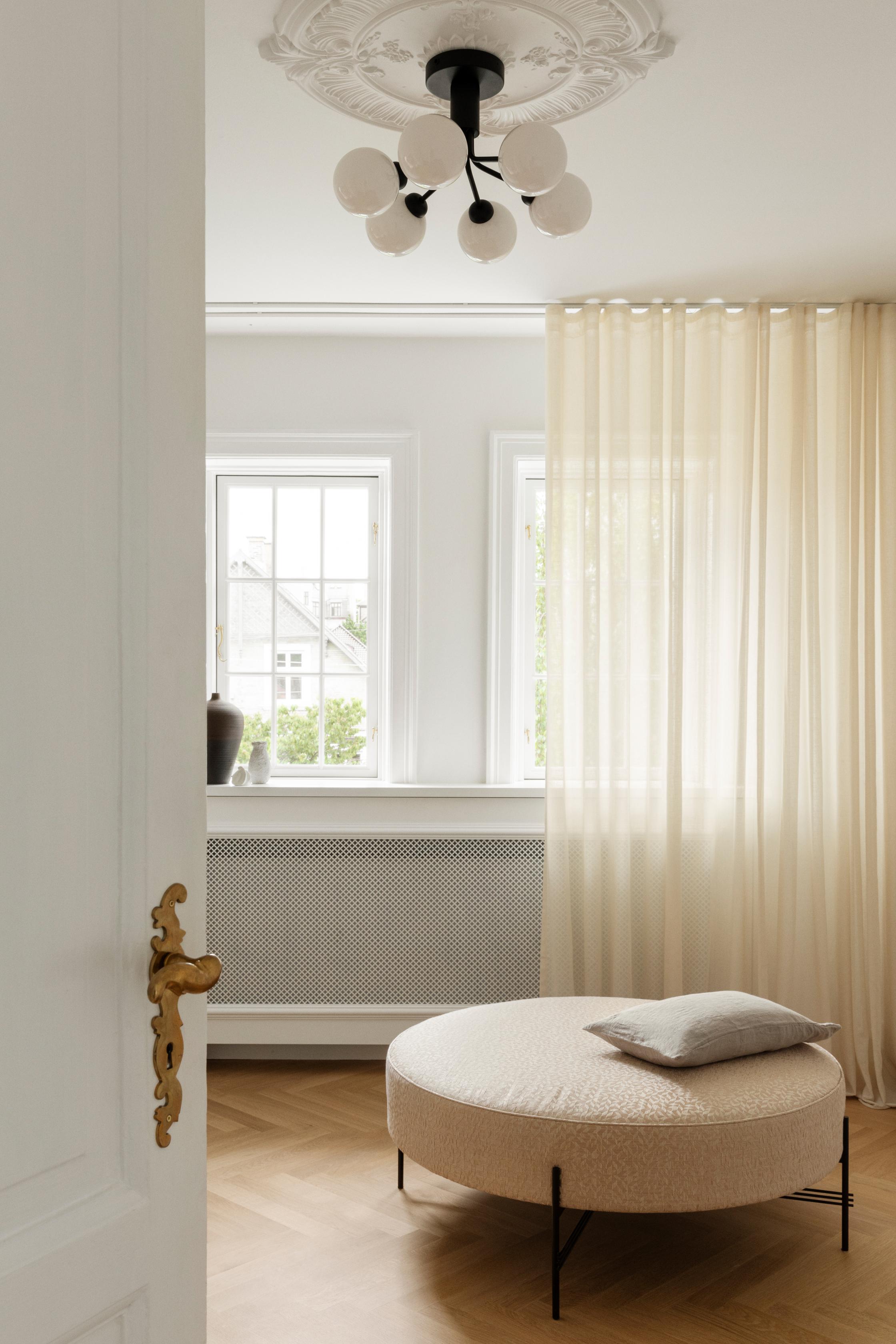 Lampa sufitowa APIALES 6 mosiężny z opalowym szkłem