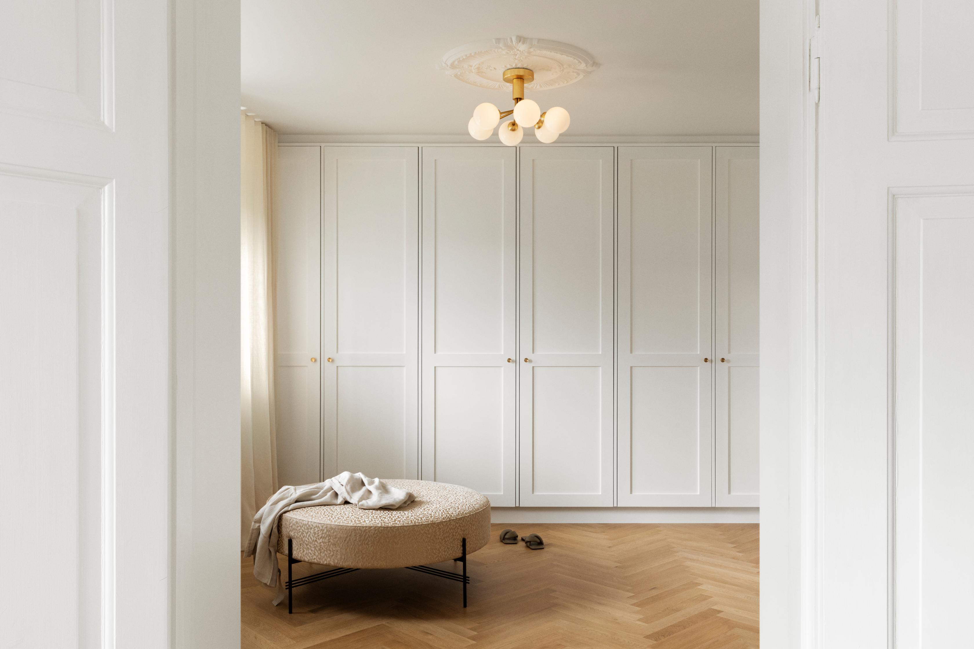 Lampa sufitowa APIALES 6 mosiężny z opalowym szkłem