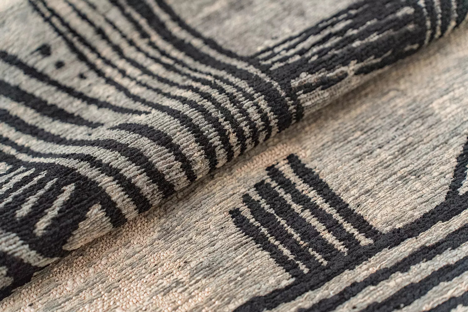 Round rug KANJI gray-beige with black