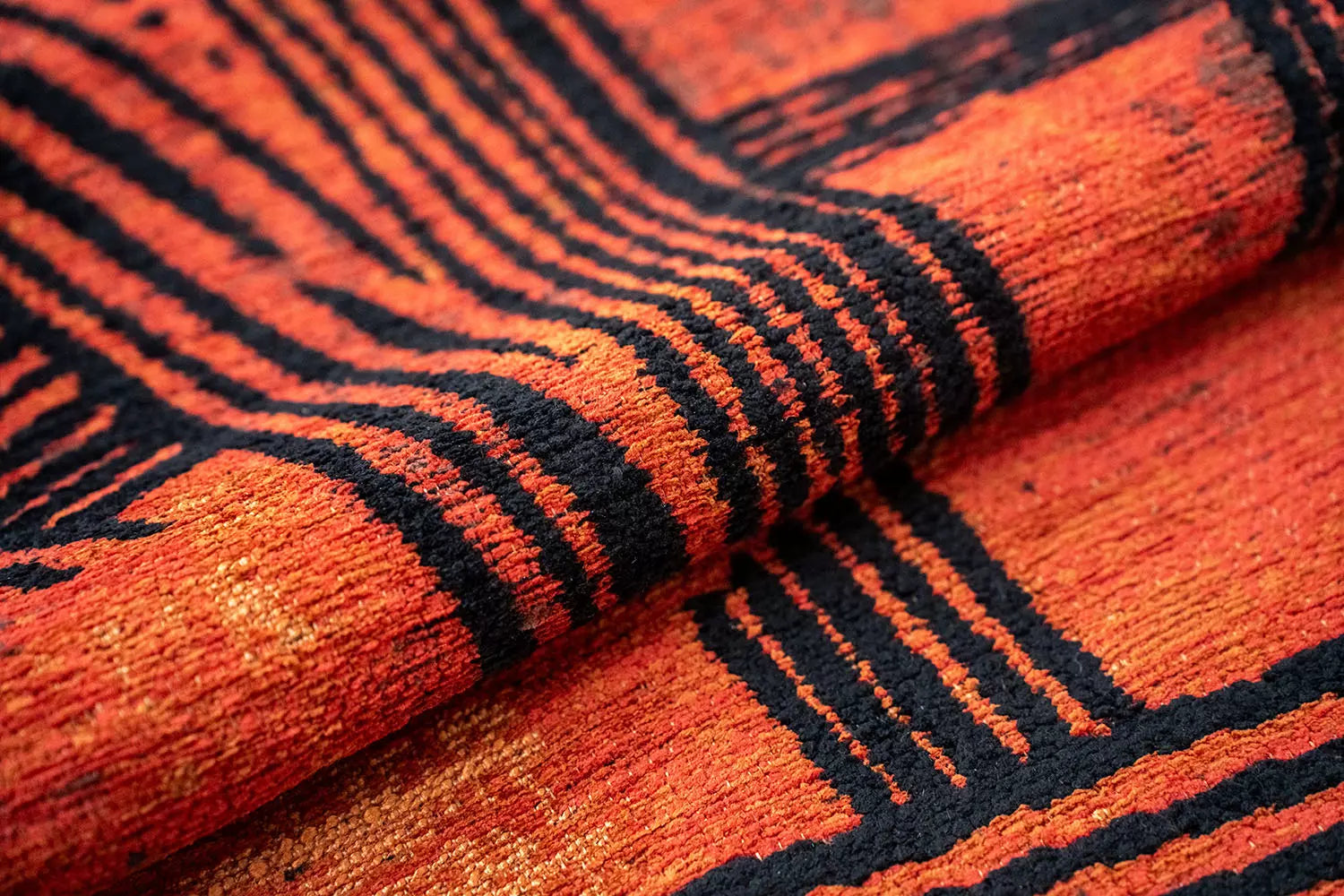 Ovaler Teppich KANJI orange mit schwarz