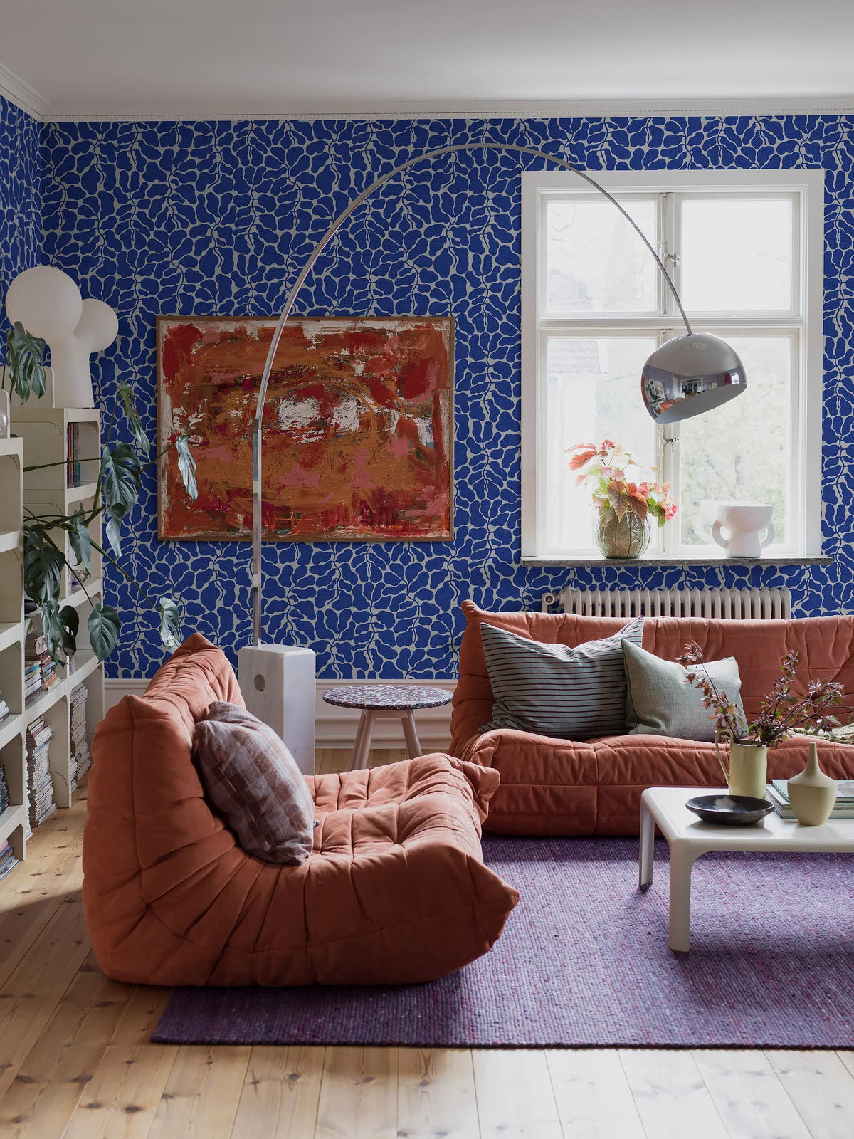 Non-woven paper wallpaper with a botanical pattern MY SECRET GARDEN blue with white