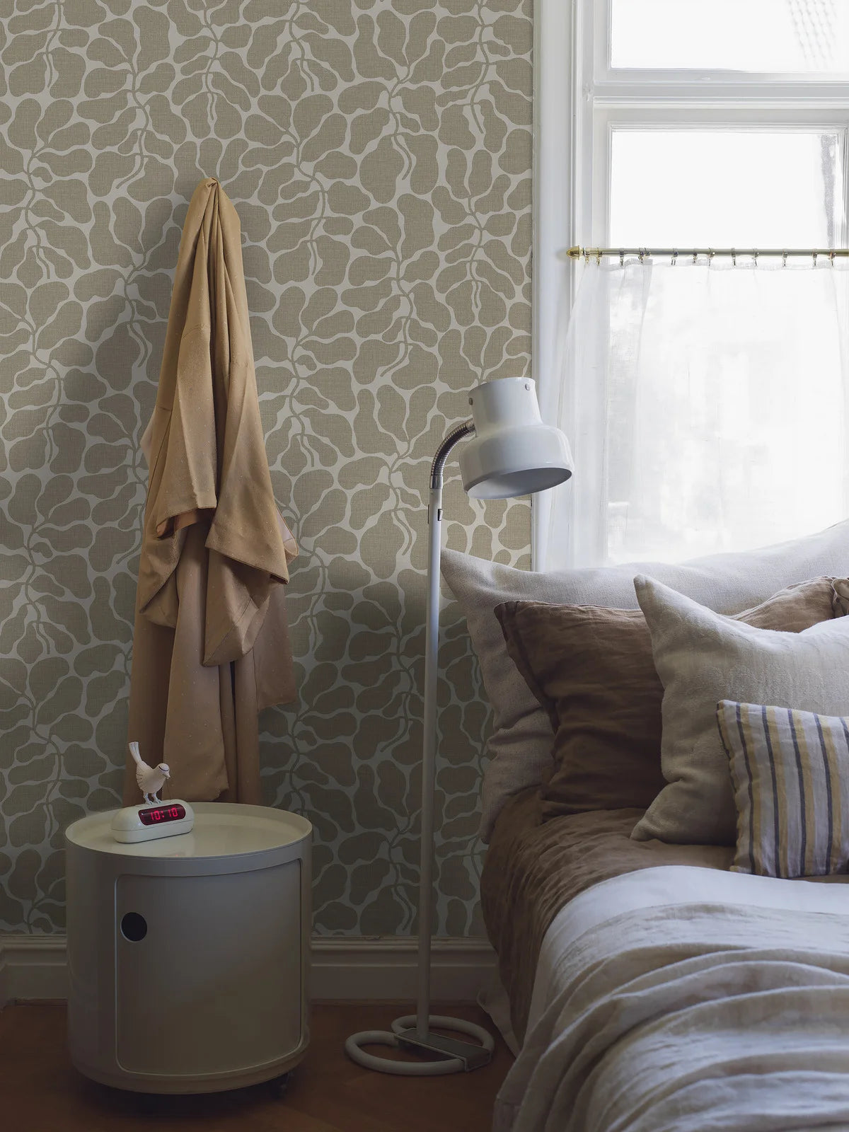 Non-woven paper wallpaper with a botanical pattern MY SECRET GARDEN beige with white