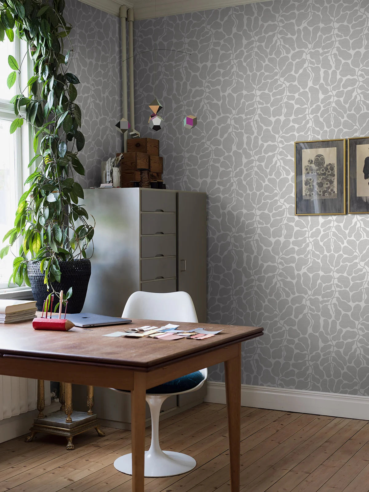 Non-woven paper wallpaper with a botanical pattern MY SECRET GARDEN gray with white