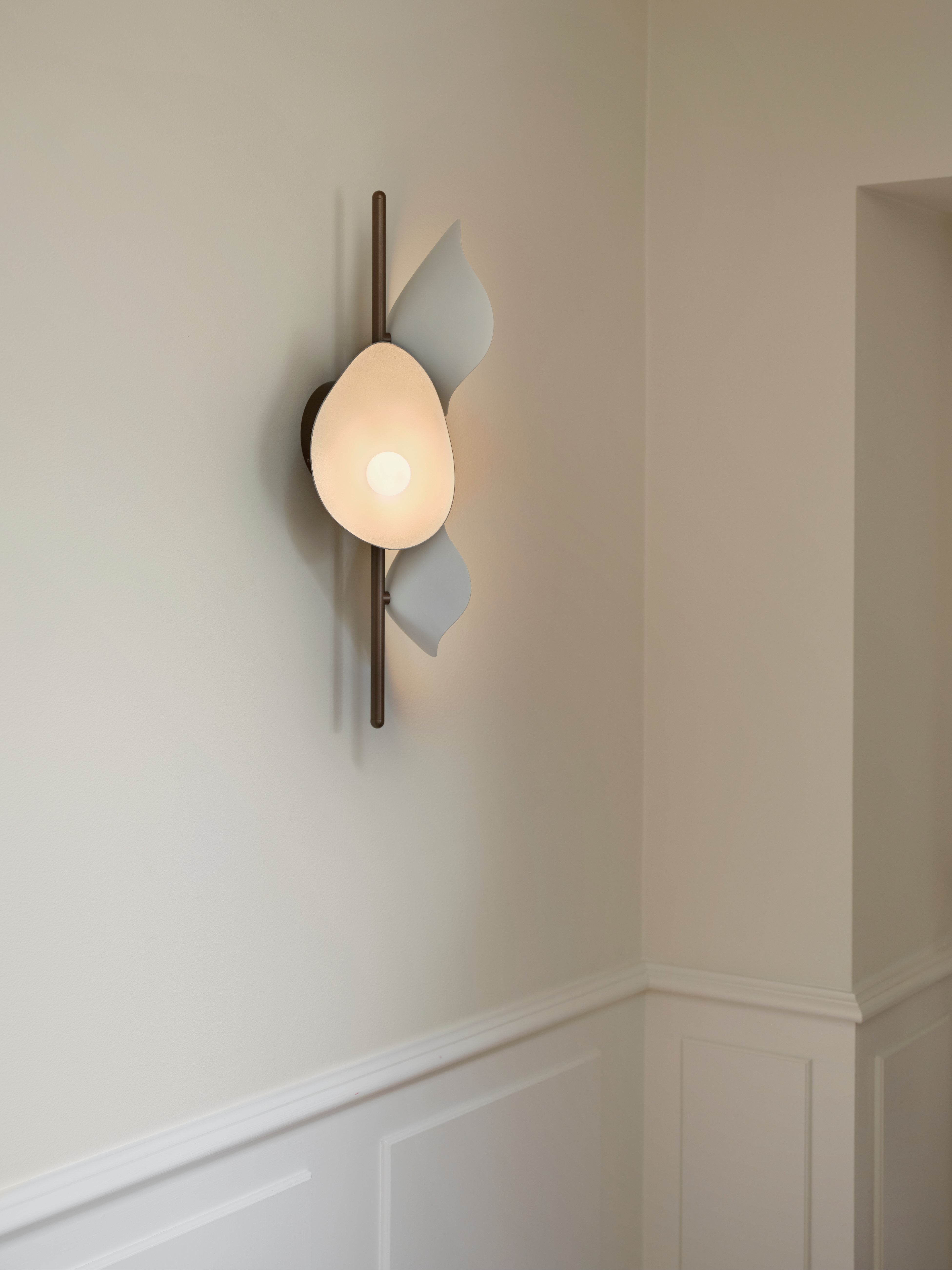 Lampa ścienna FLORII 3 ciemnobrązowy z białym – Nuura