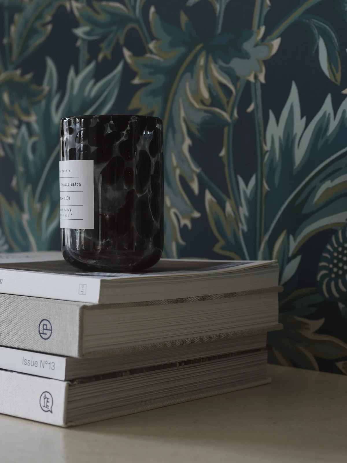 Tapete mit Pflanzenmotiv TREASURED THISTLE in Blaugrün