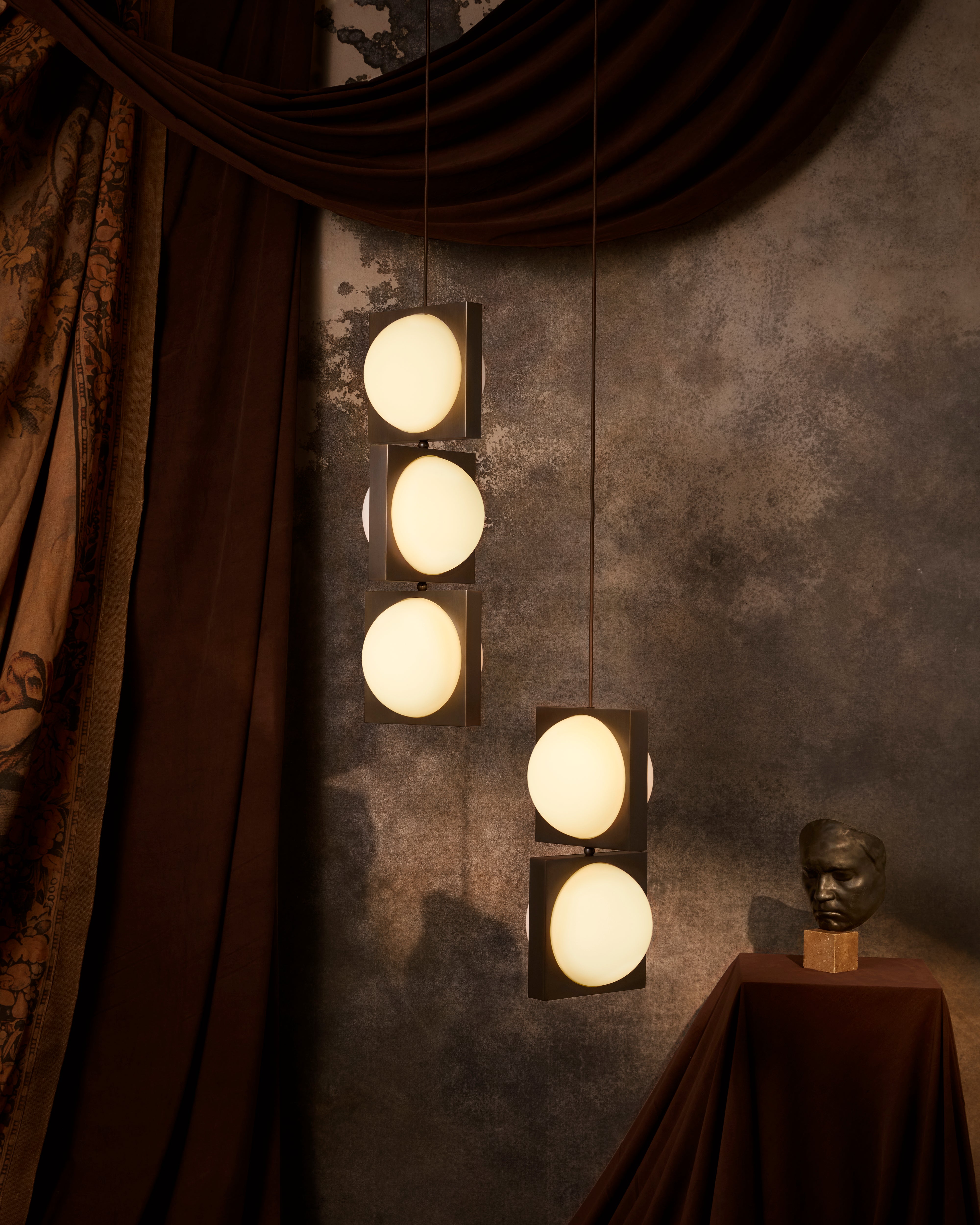 Lampa wisząca SOLSTICE TRIO opalowy klosz z mosiądzem
