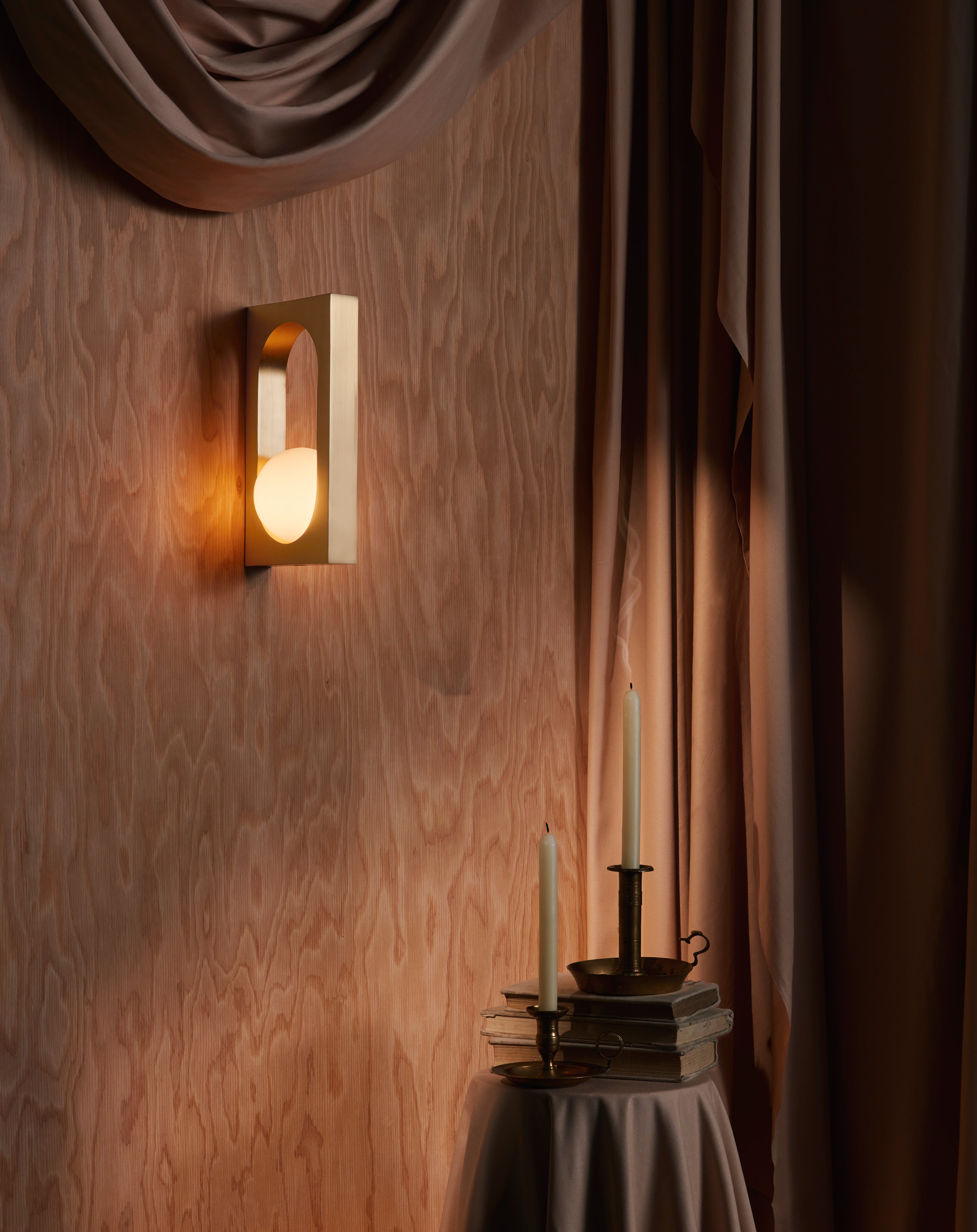 Lampa ścienna MYTHOS opalowy klosz z mosiądzem