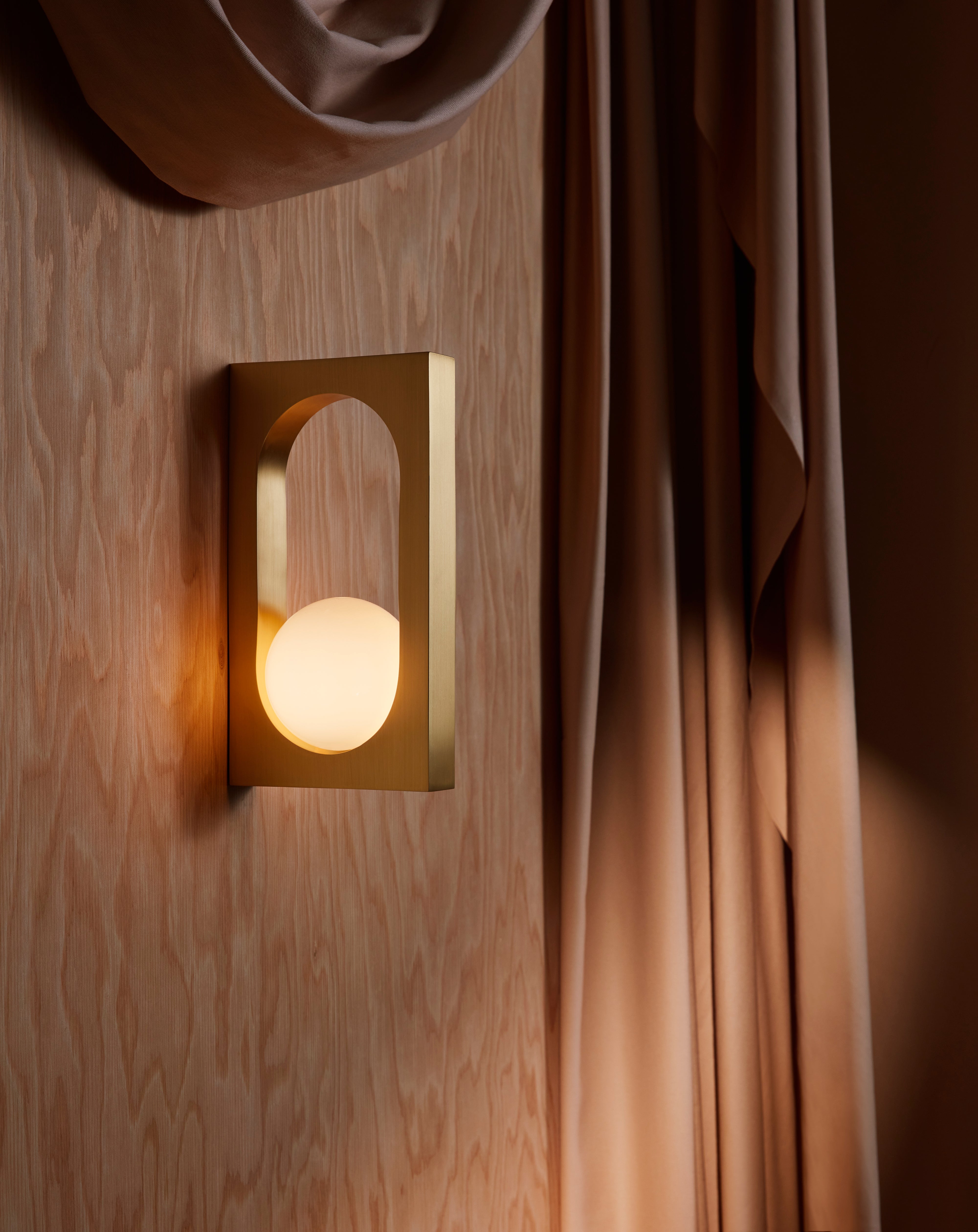Lampa ścienna MYTHOS opalowy klosz z mosiądzem