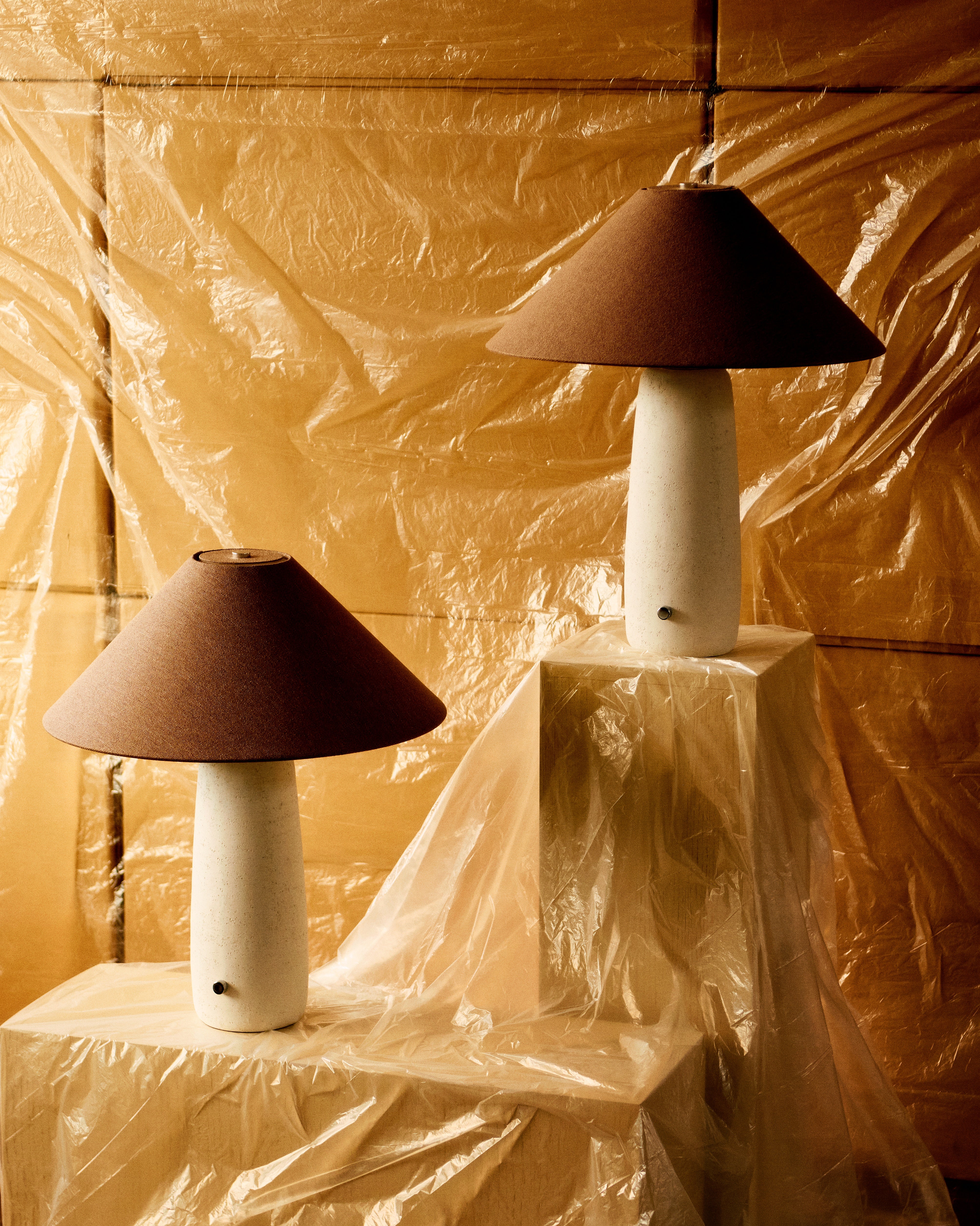 Tischlampe BATON aus Beton mit braunem Schirm