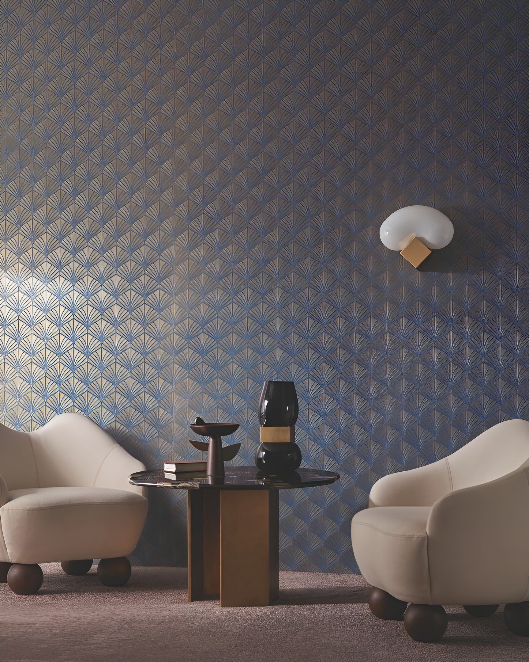 Metallic structural wallpaper with a plant motif of NEREIDES leaves - BLEU ROI/DORÉ navy blue with gold