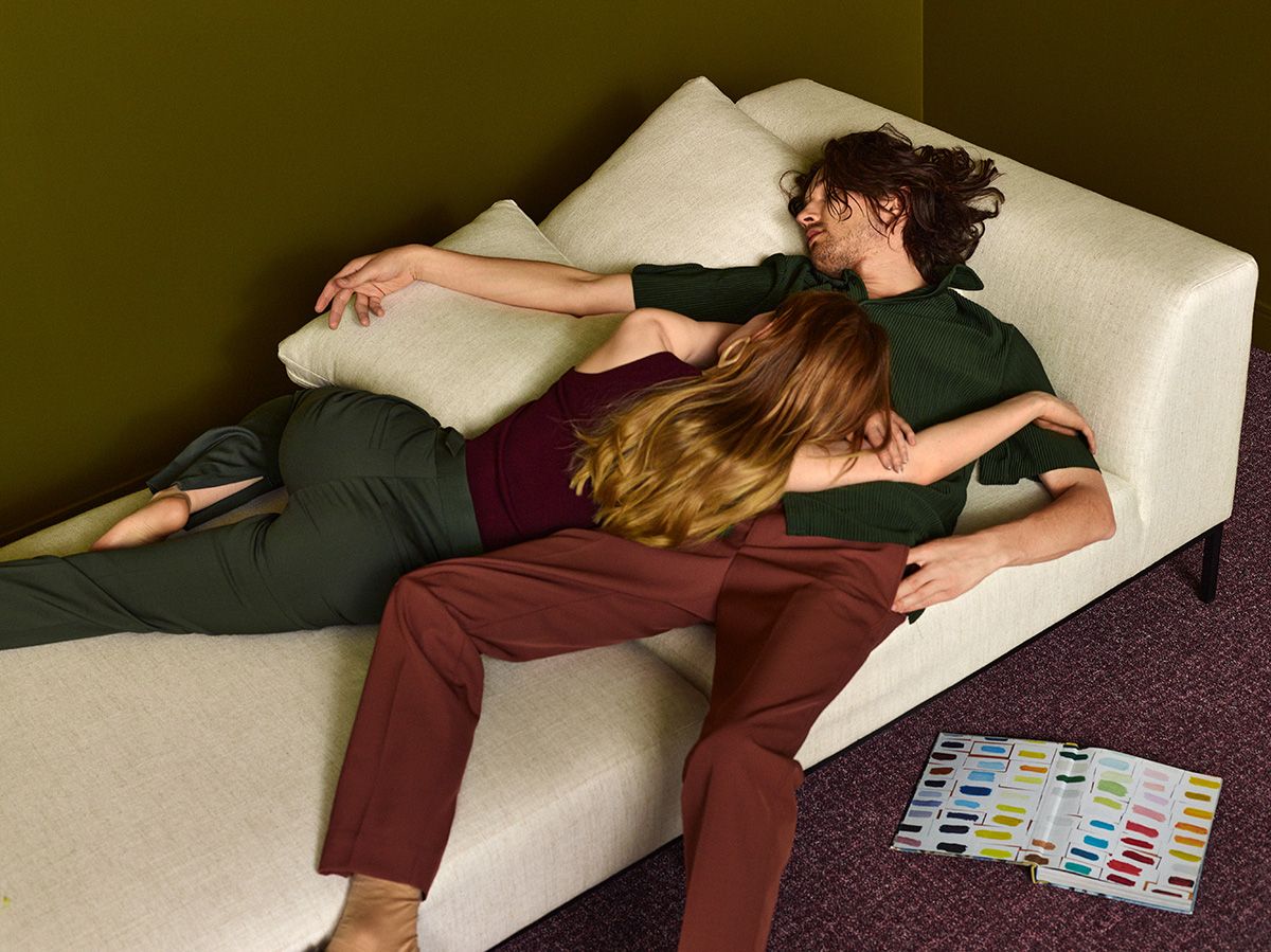 Puff HOLDEN gepolstert mit schwarzem Fuß