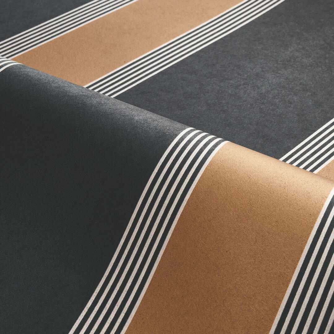 Tapeta z geometrycznym wzorem w paski AUTEUIL - NOIR/DORE czarny ze złotym