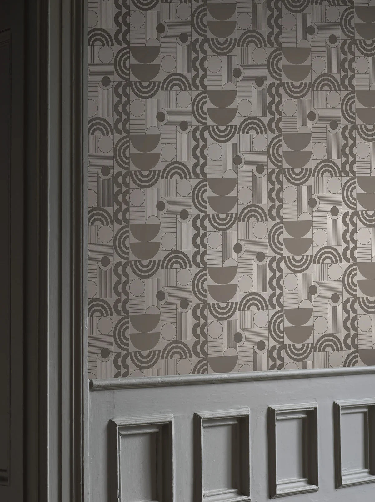 Non-woven paper wallpaper with a geometric pattern COSMOPOLITAN brown
