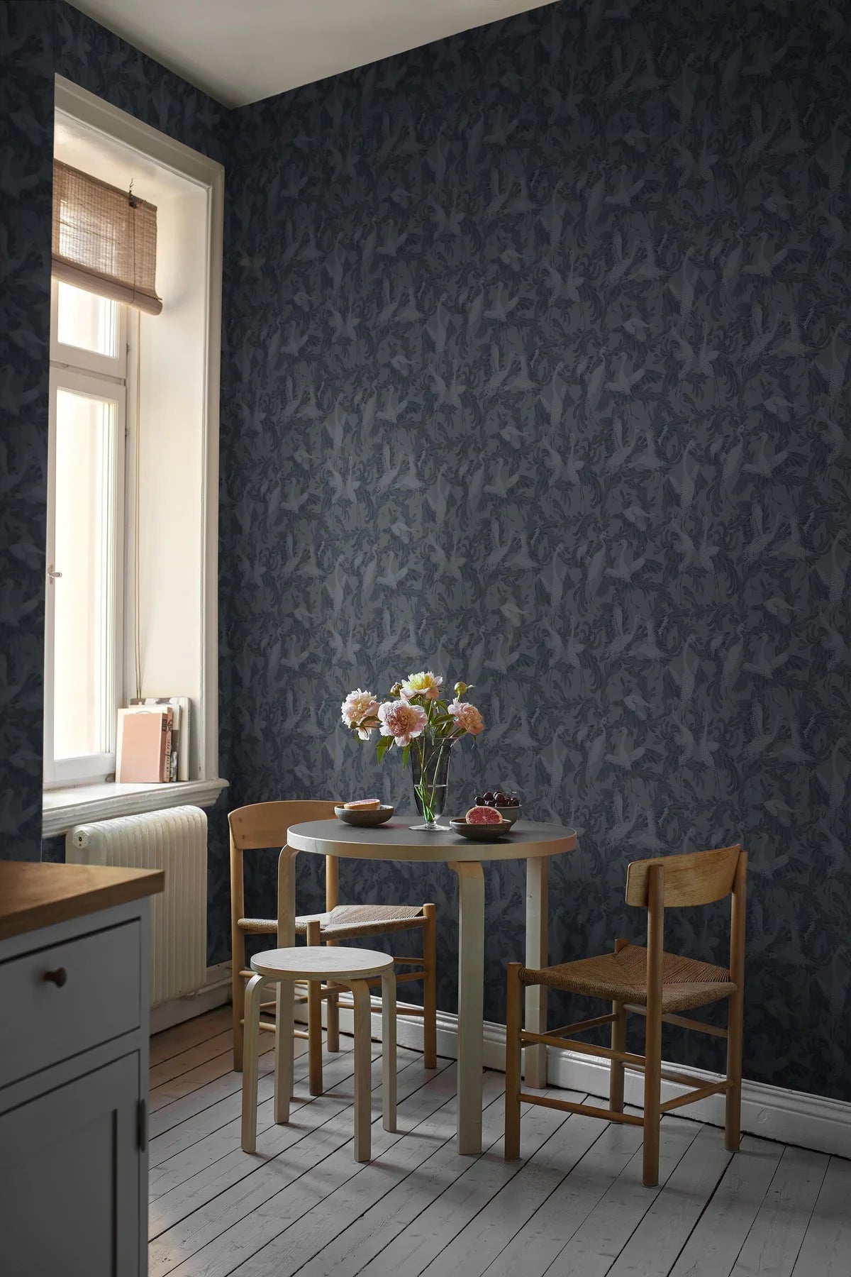 Tapeta z zwierzęcym motywem ptaków DANCING CRANE granatowy