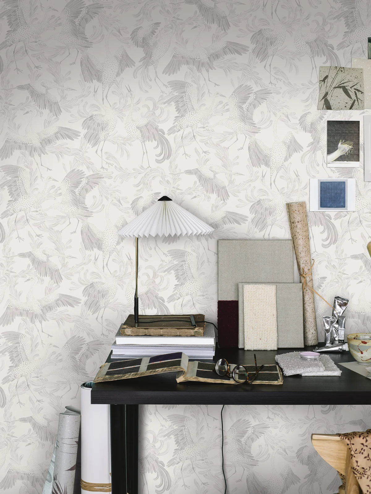 Tapeta z zwierzęcym motywem ptaków DANCING CRANE biały z szarym