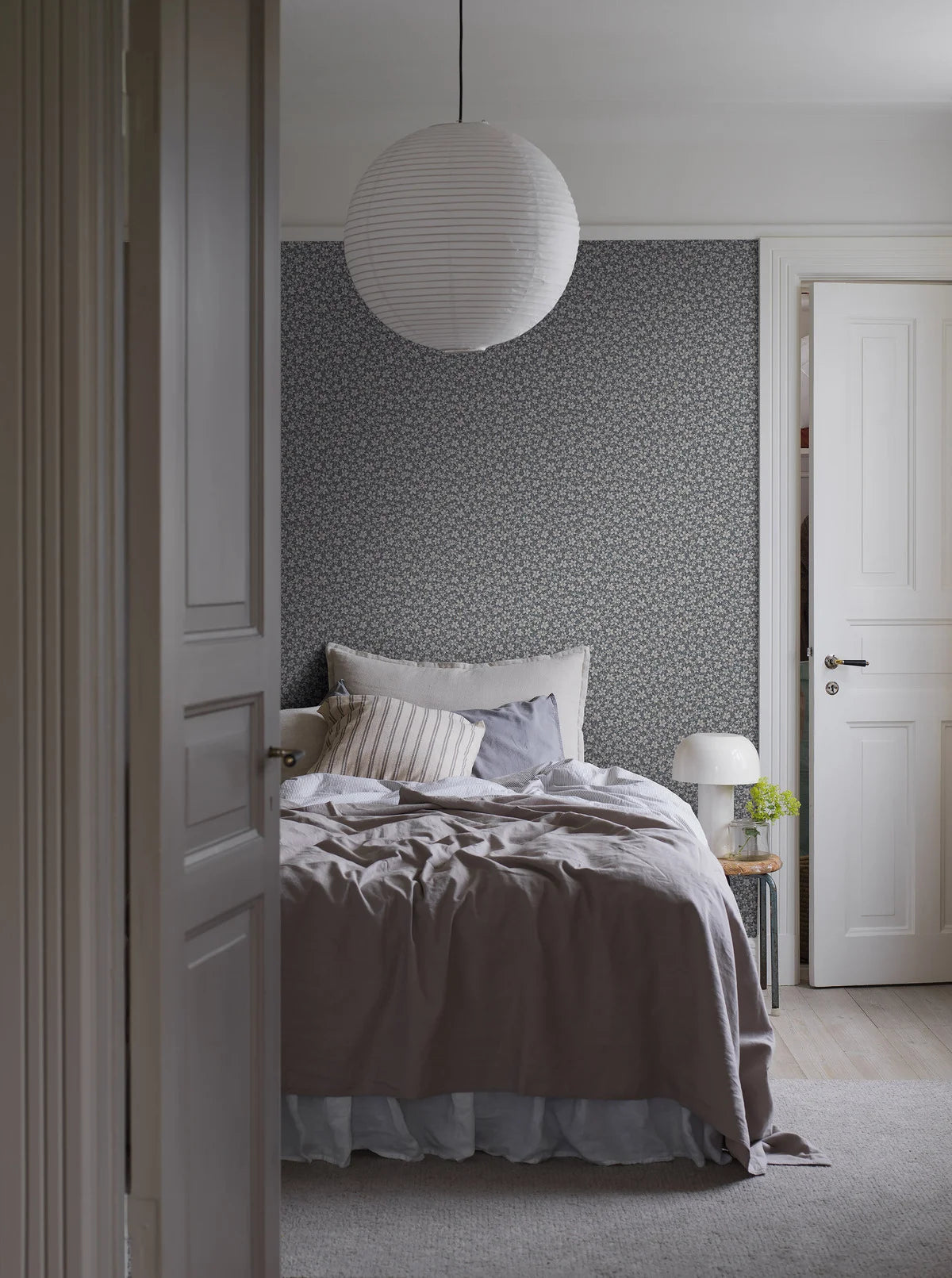 Tapeta z motywem roślinnym kwiatów SKOGSBLOMST granatowy z białym