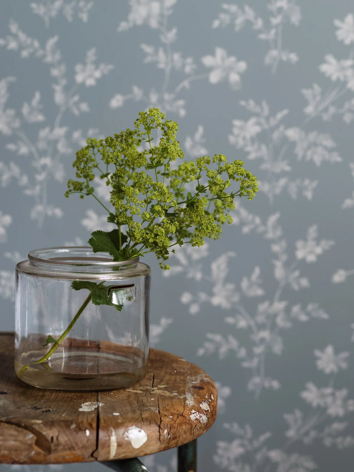 Tapete mit Pflanzenmotiv ÄNGSBLOMMA blau mit Weiß