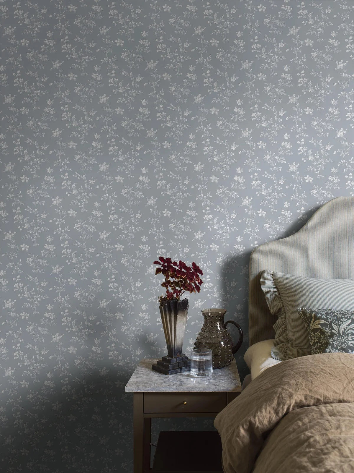 Tapete mit Pflanzenmotiv ÄNGSBLOMMA blau mit Weiß