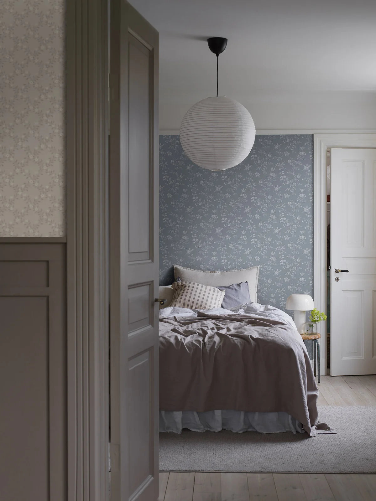 Tapete mit Pflanzenmotiv ÄNGSBLOMMA blau mit Weiß