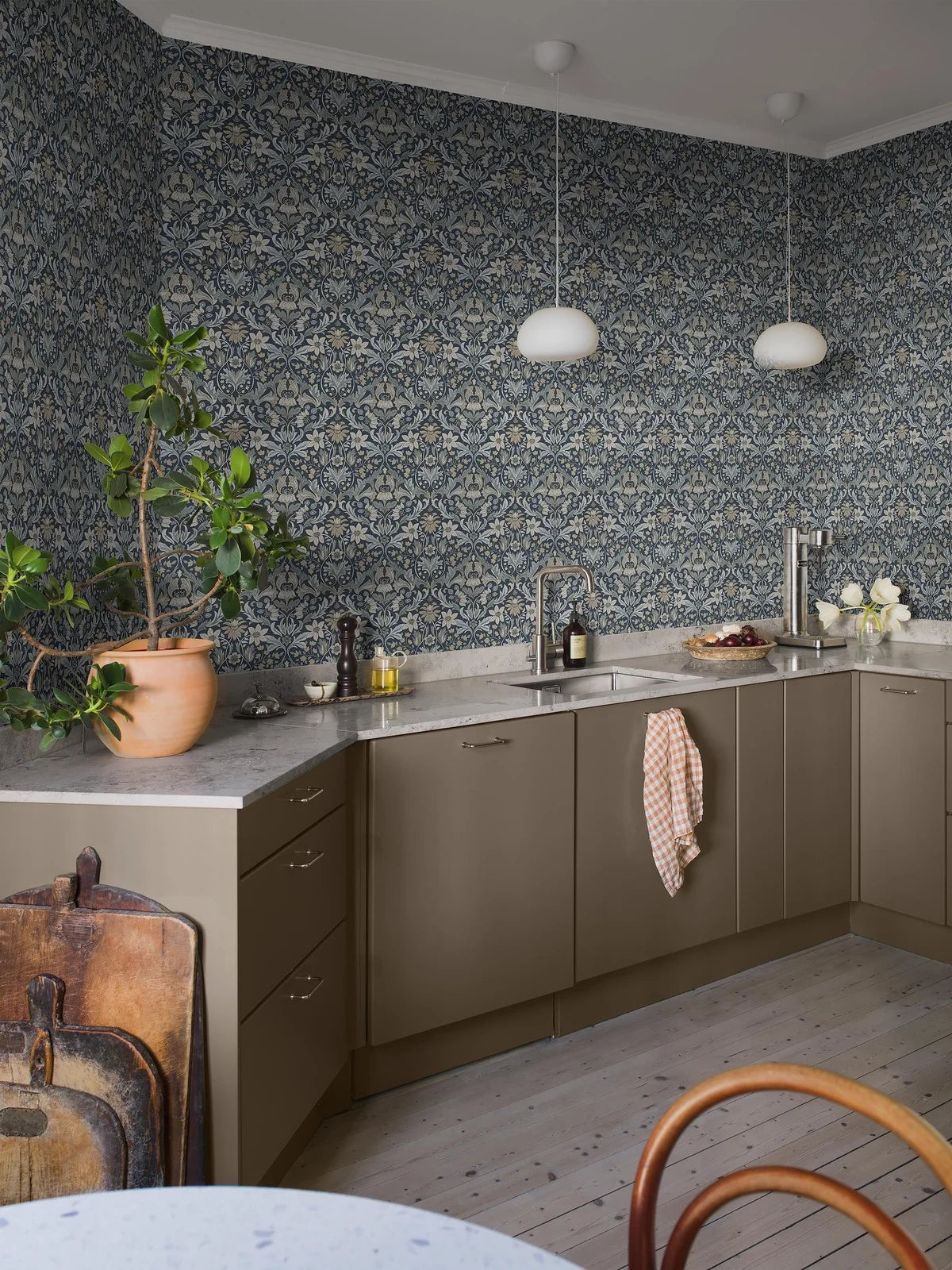 Floral Pattern Wallpaper BLOMSTERFRÖJD Navy with Green