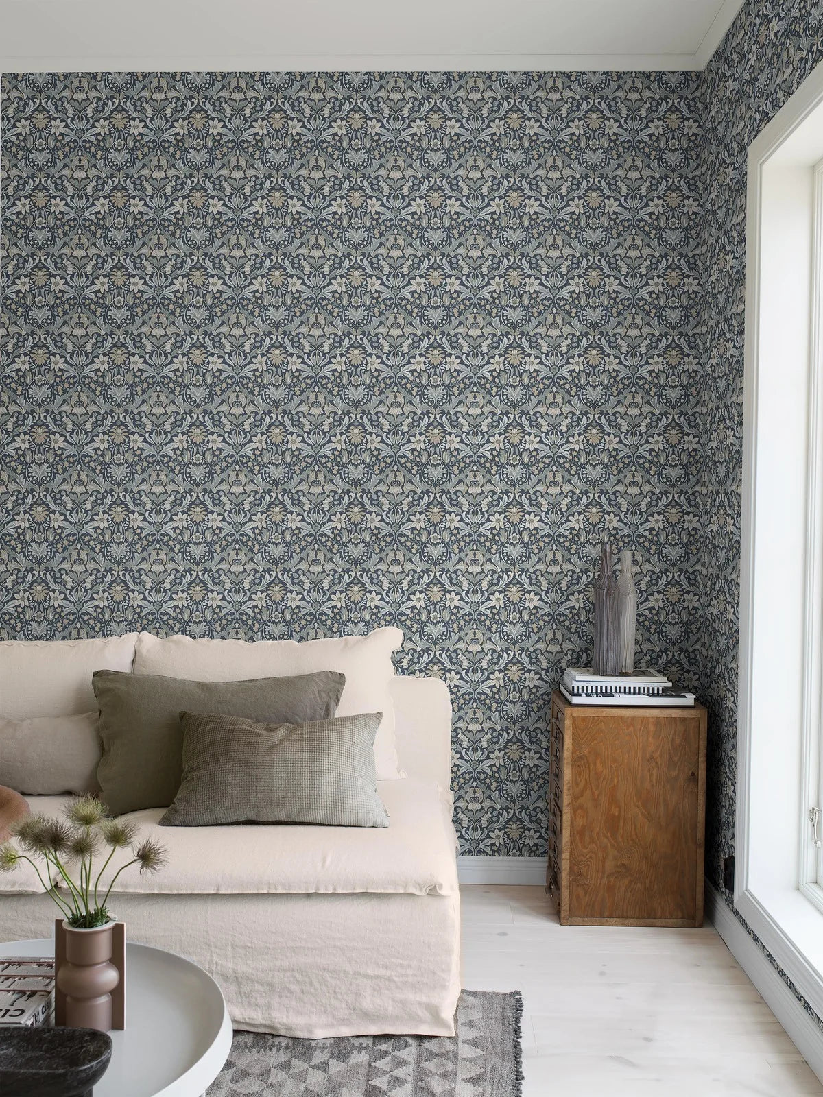 Floral Pattern Wallpaper BLOMSTERFRÖJD Navy with Green
