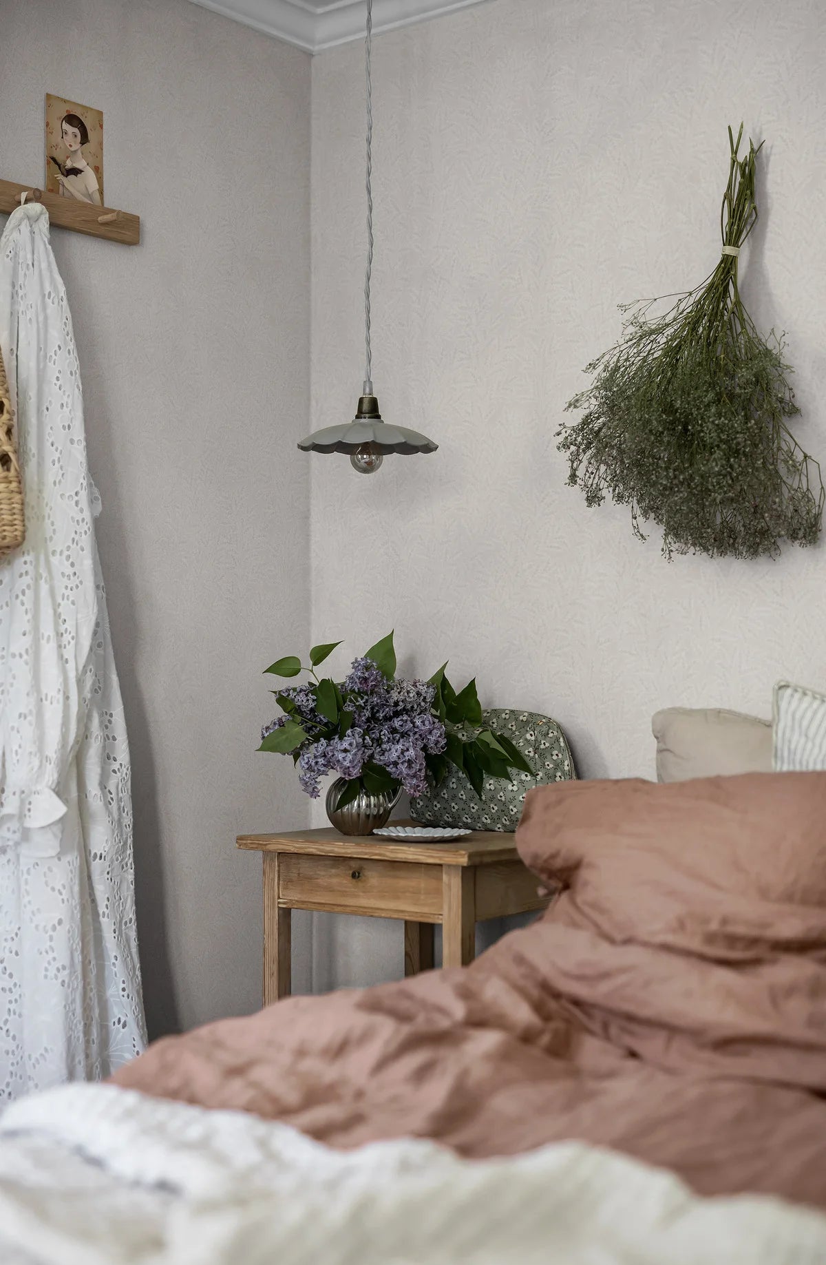 Tapeta z roślinnym wzorem liści MOLLY’S MEADOW złamana biel