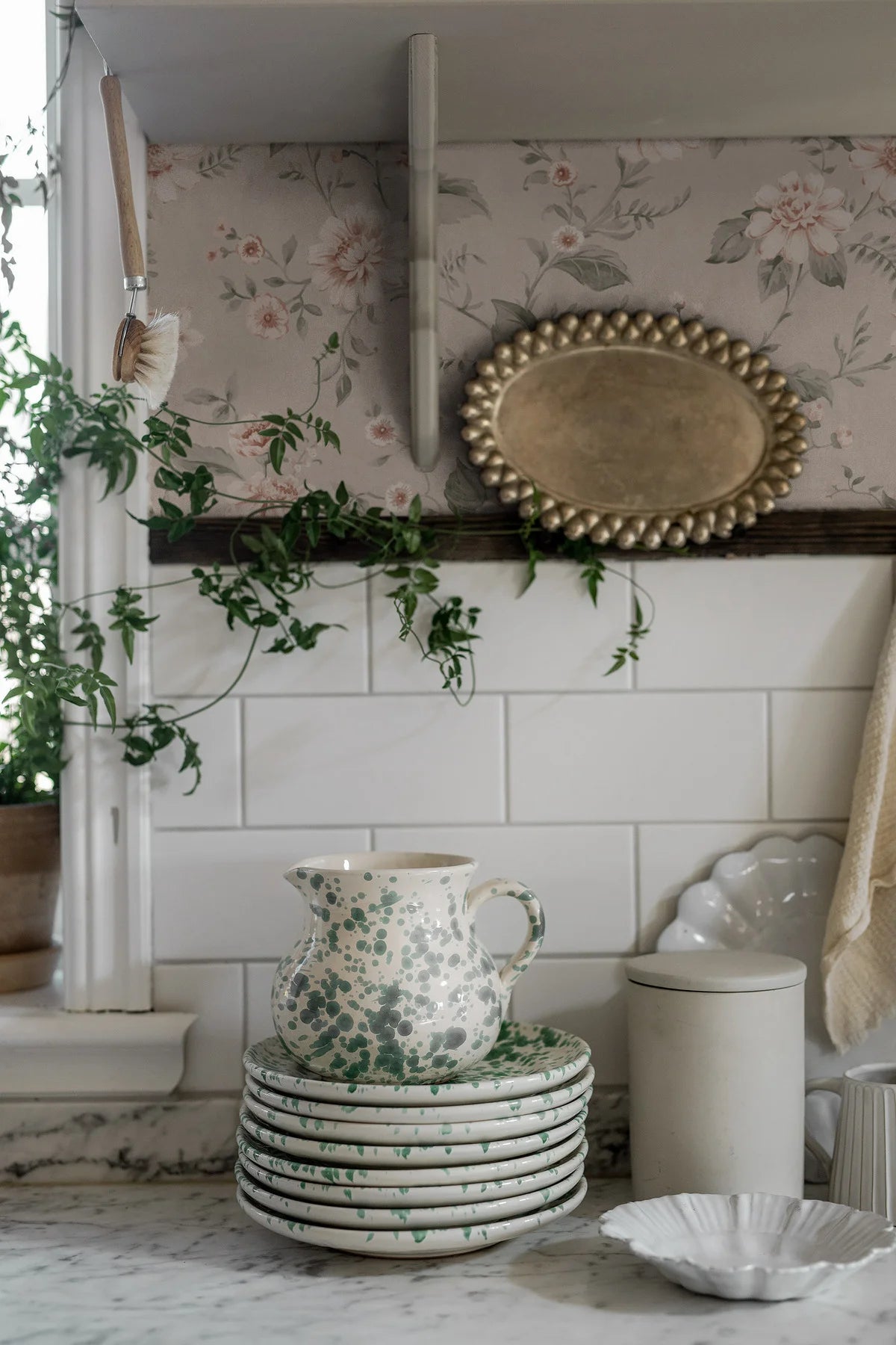 Tapeta flizelinowa papierowa z roślinnym wzorem LAURA’S COTTAGE beżowy z pudrowym różowym