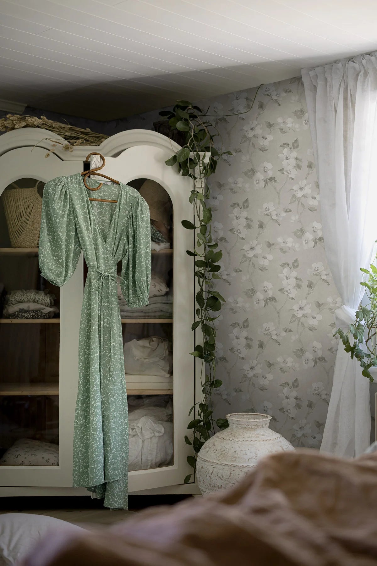 Tapeta z roślinnym wzorem kwiatów HELEN’S FLOWER szarobeżowy z białym