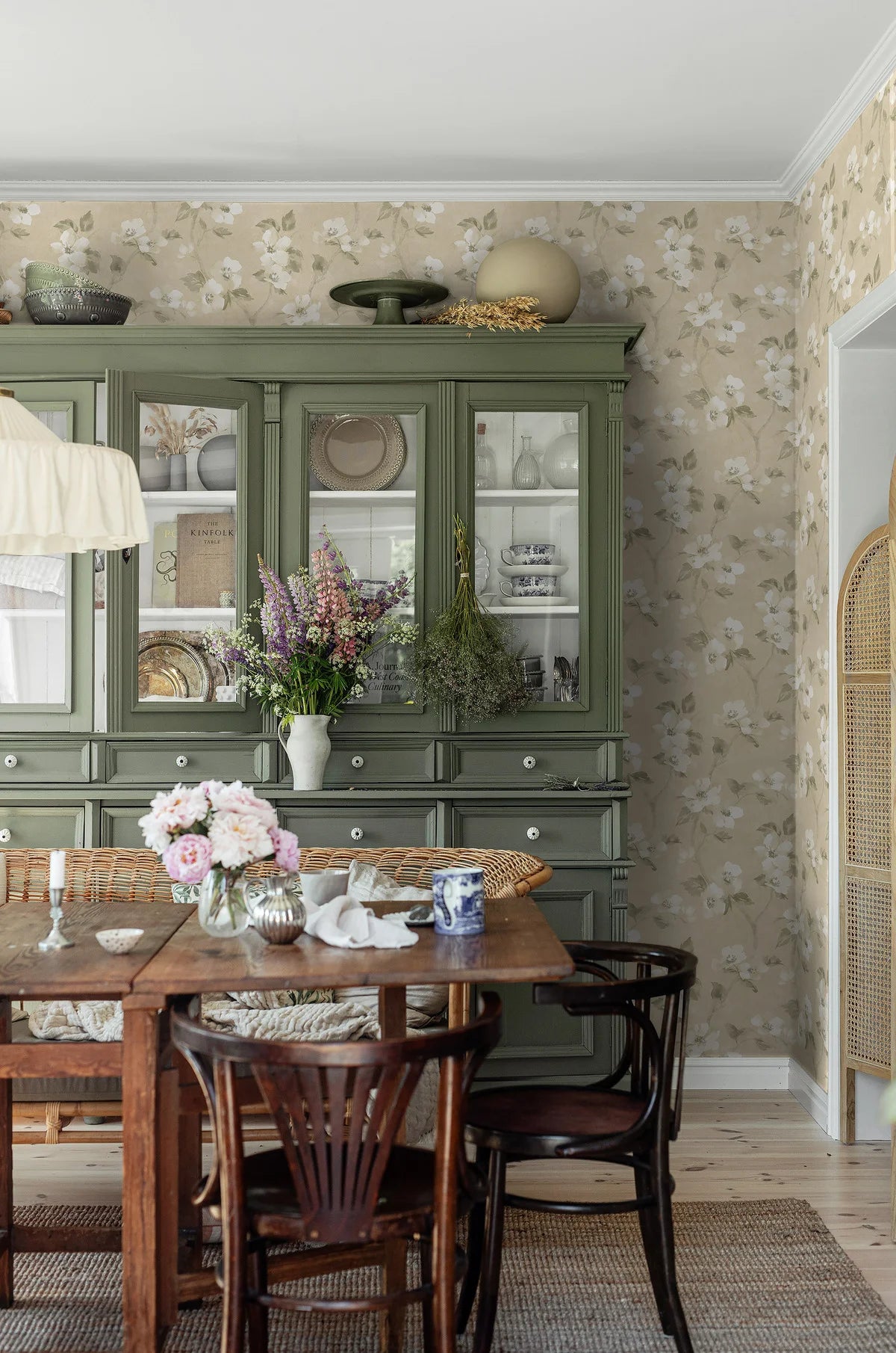 Tapeta z roślinnym wzorem kwiatów HELEN’S FLOWER zgaszony żółty z białym