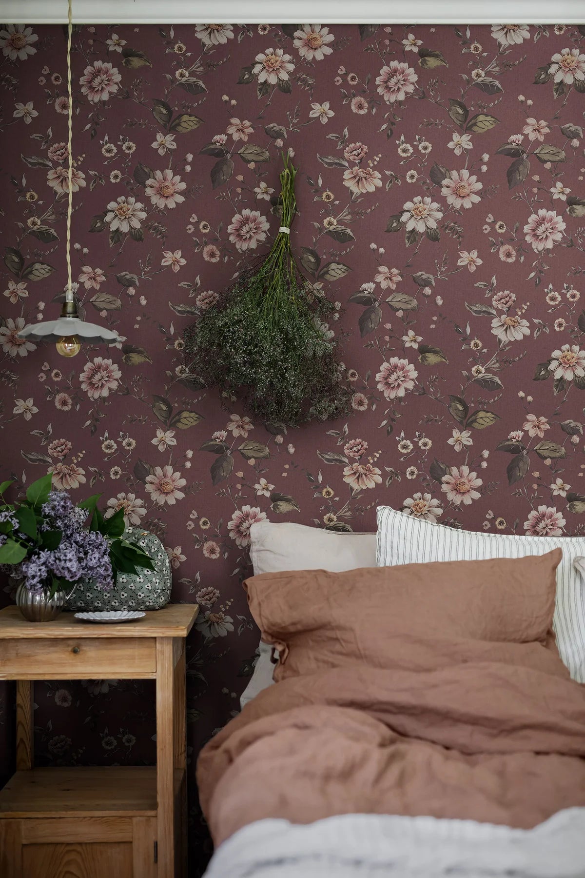 Strukturelles Wandbild mit floralem Blumenmuster MARION’S bordeaux mit Weiß